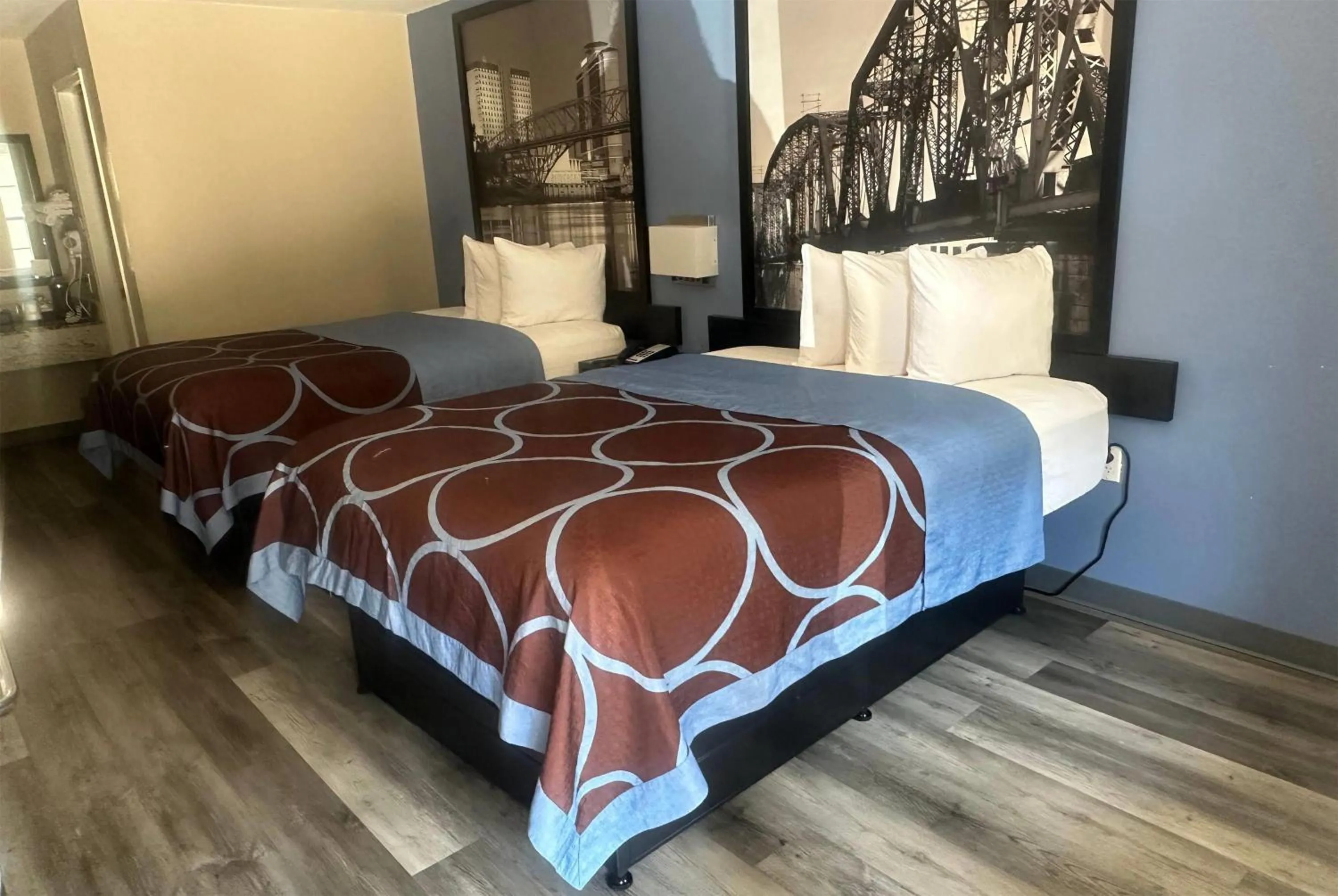 Photo of the whole room, Bed in Super 8 by Wyndham Bossier City/Shreveport Area