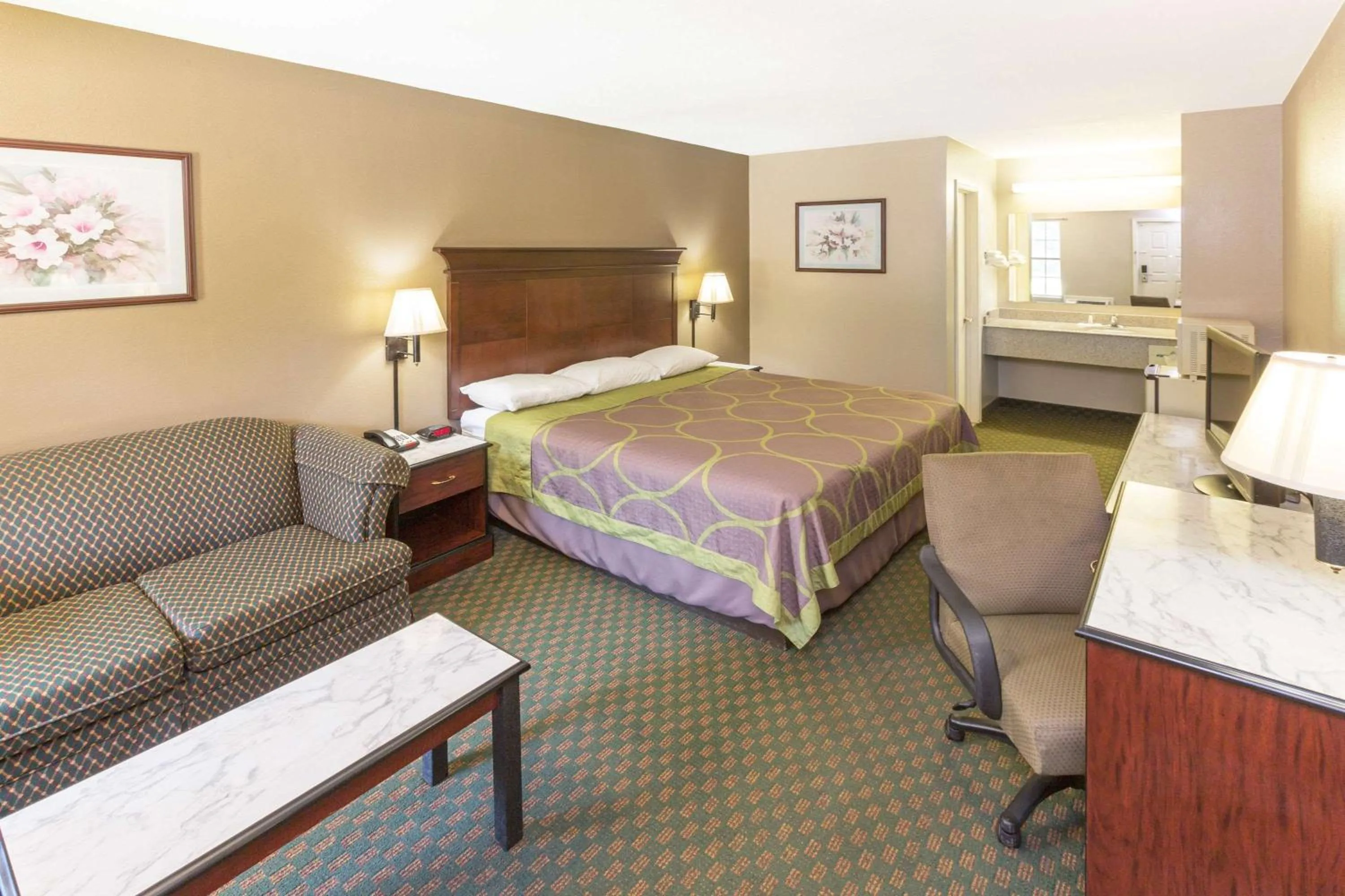 Photo of the whole room, Bed in Super 8 by Wyndham Bossier City/Shreveport Area