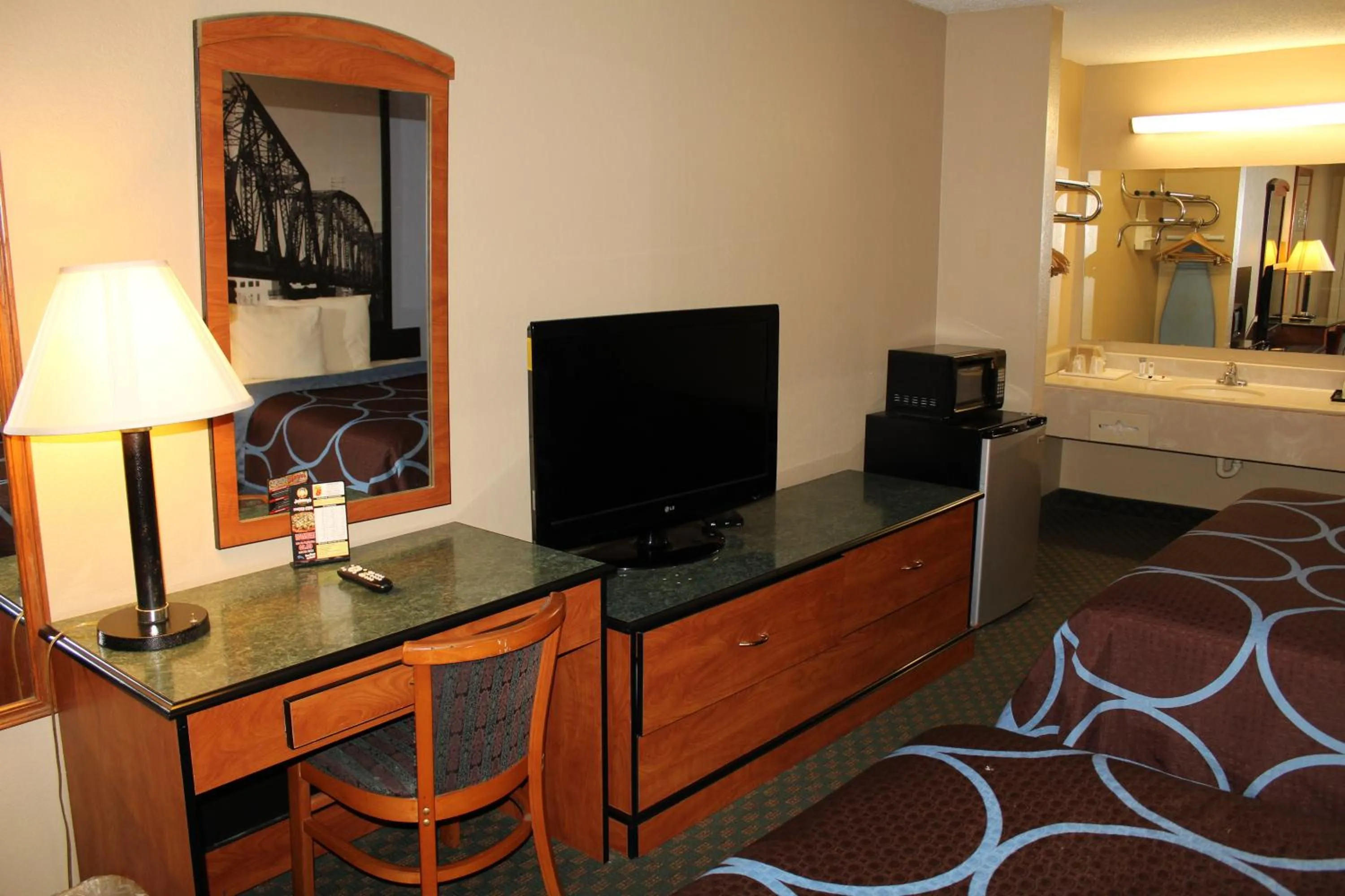 Bathroom, Bed in Super 8 by Wyndham Bossier City/Shreveport Area