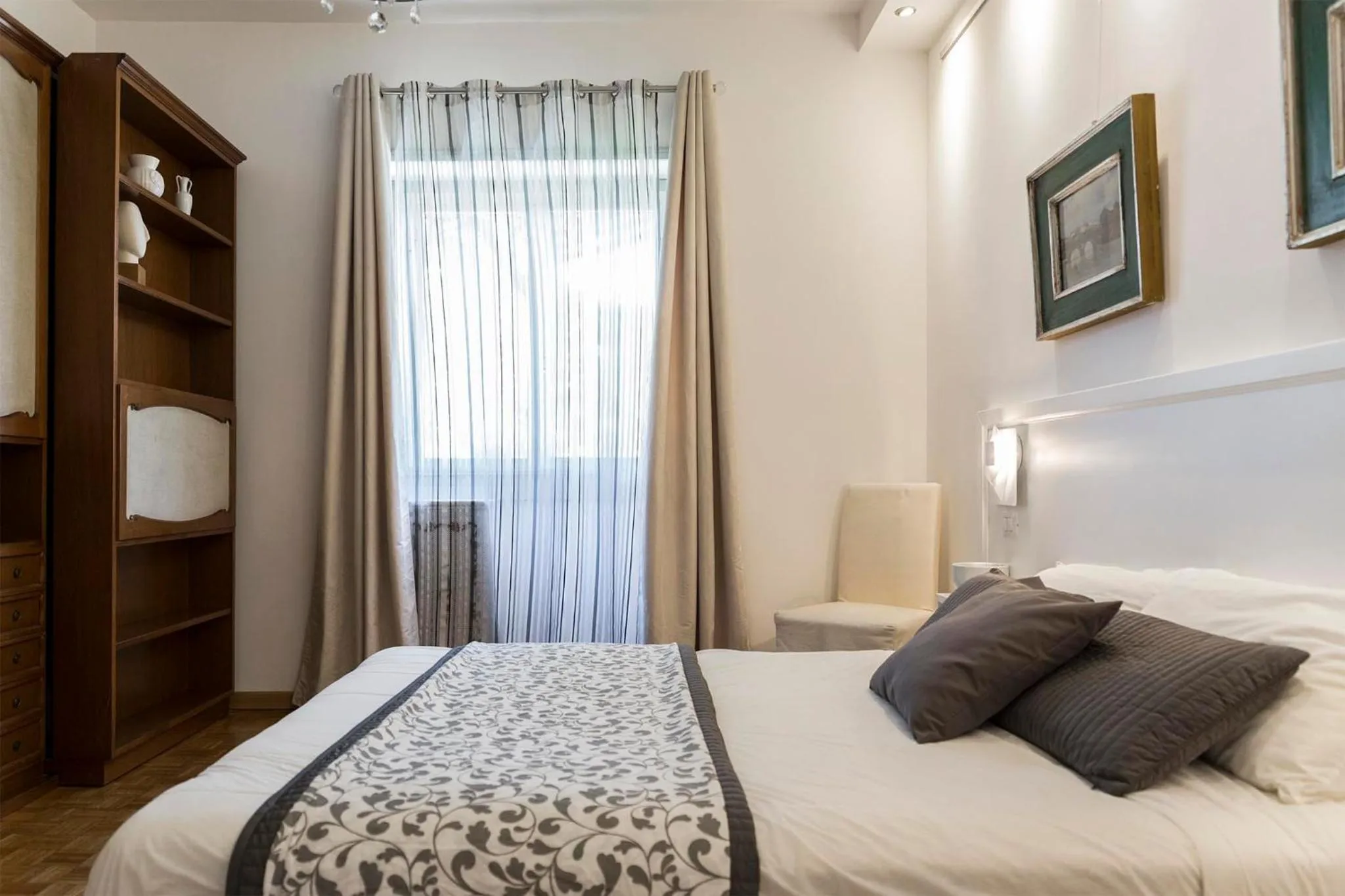 Bed in Dulcis In Vatican b&b