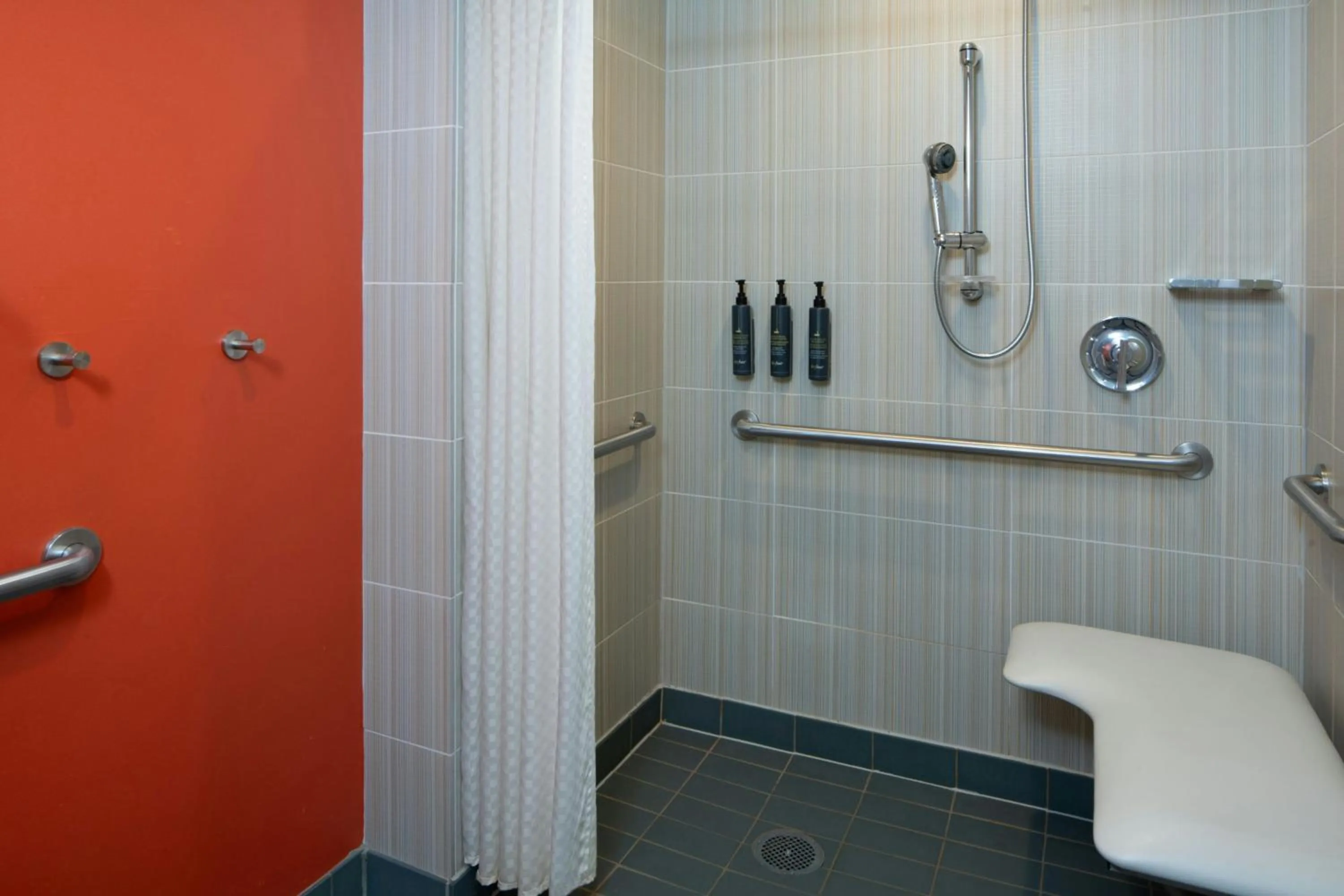 Bathroom in aloft Green Bay