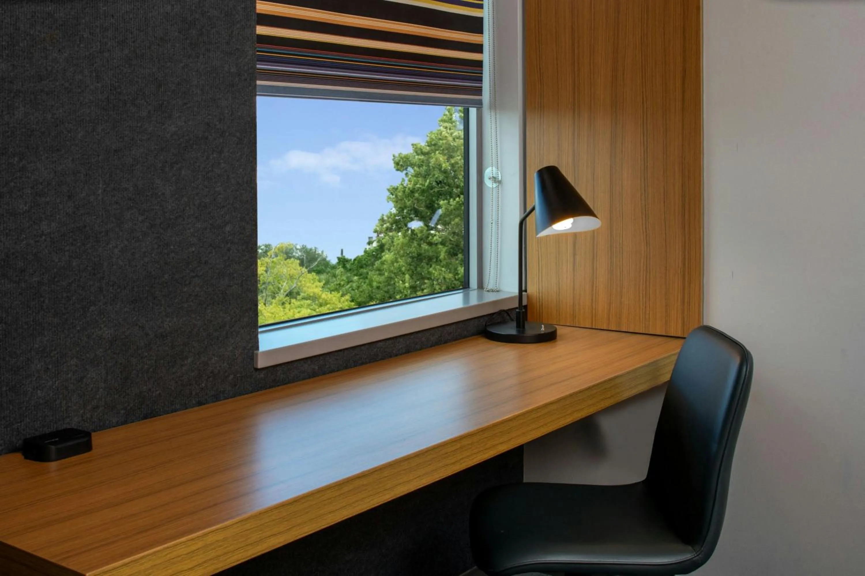 Photo of the whole room in aloft Green Bay