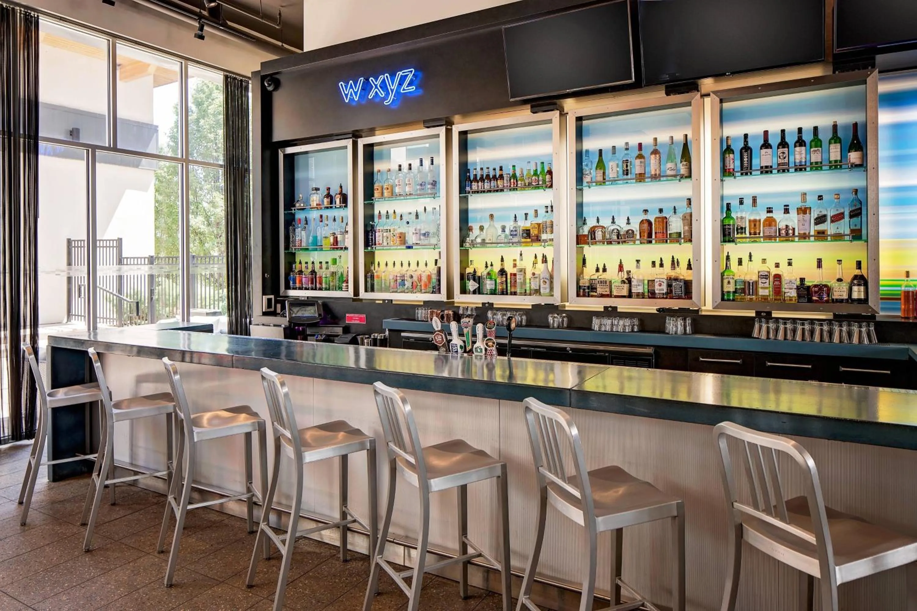 Restaurant/places to eat in aloft Green Bay