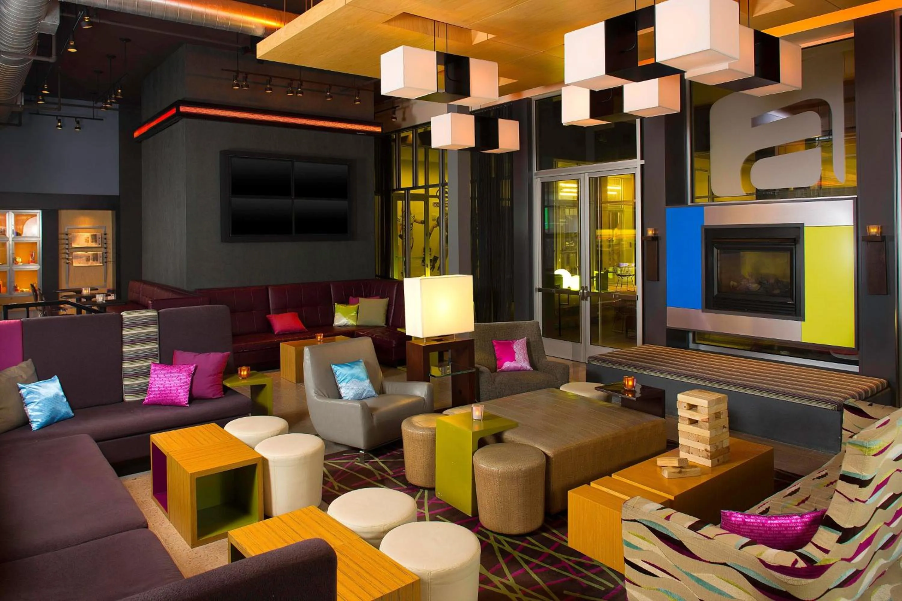 Lounge or bar in aloft Green Bay
