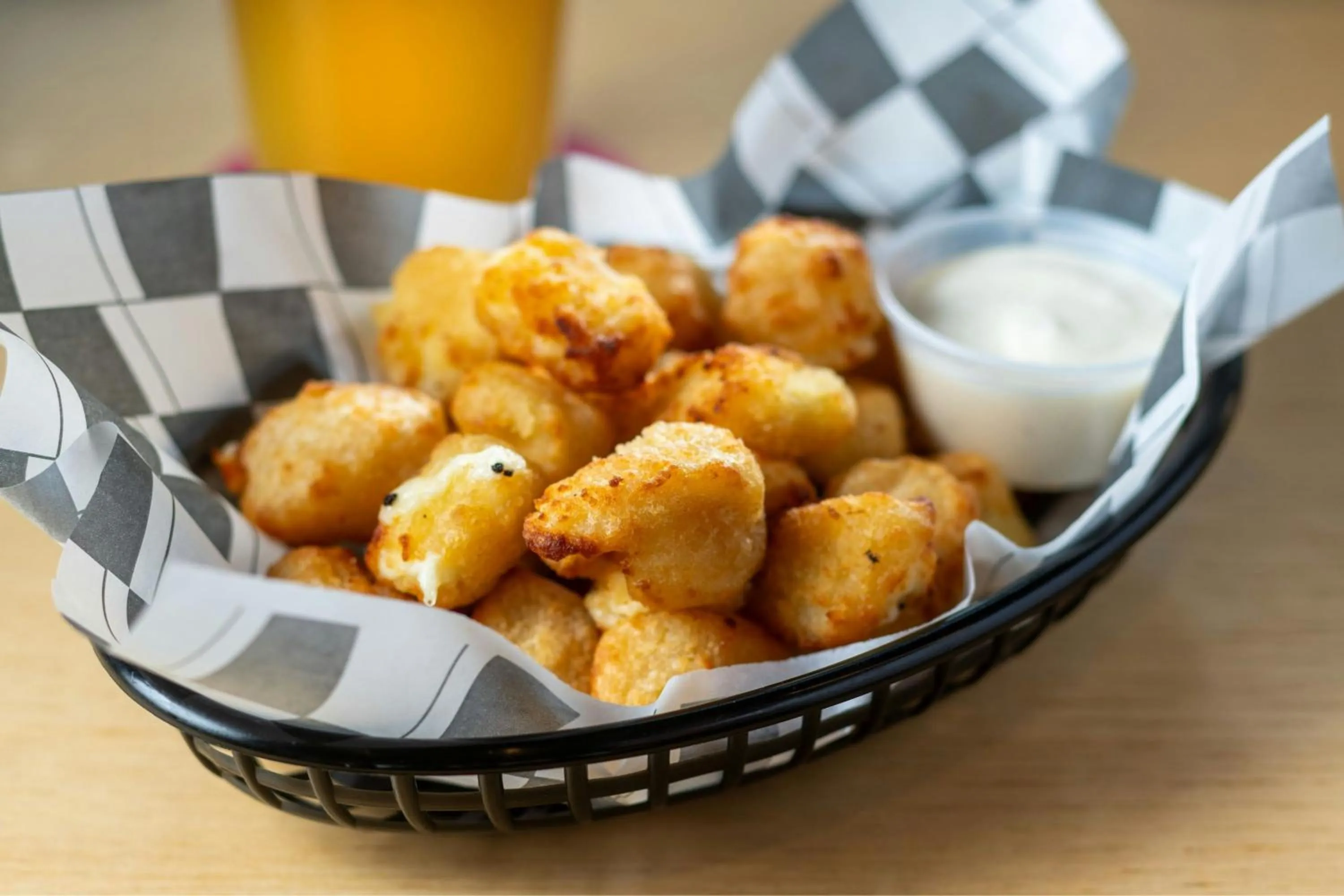 Restaurant/places to eat in aloft Green Bay