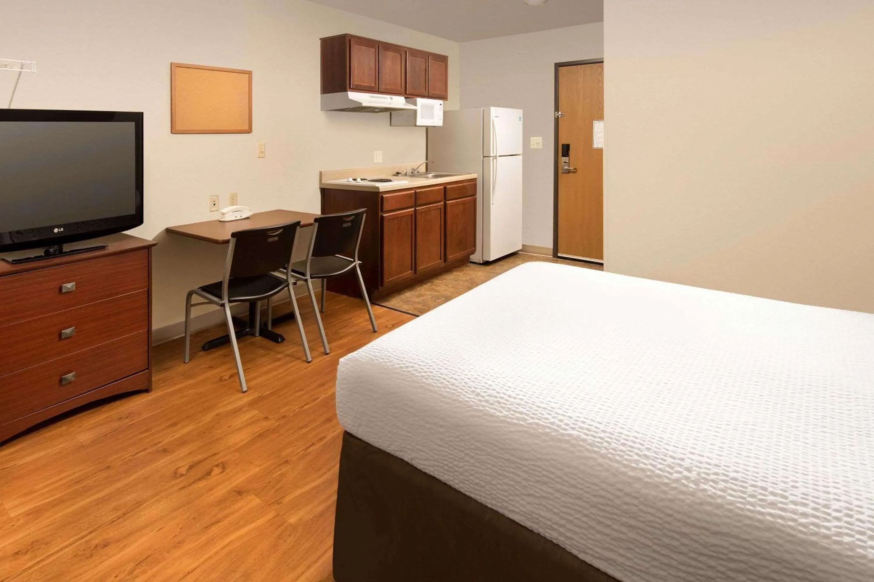 Photo of the whole room, Bed in WoodSpring Suites Killeen
