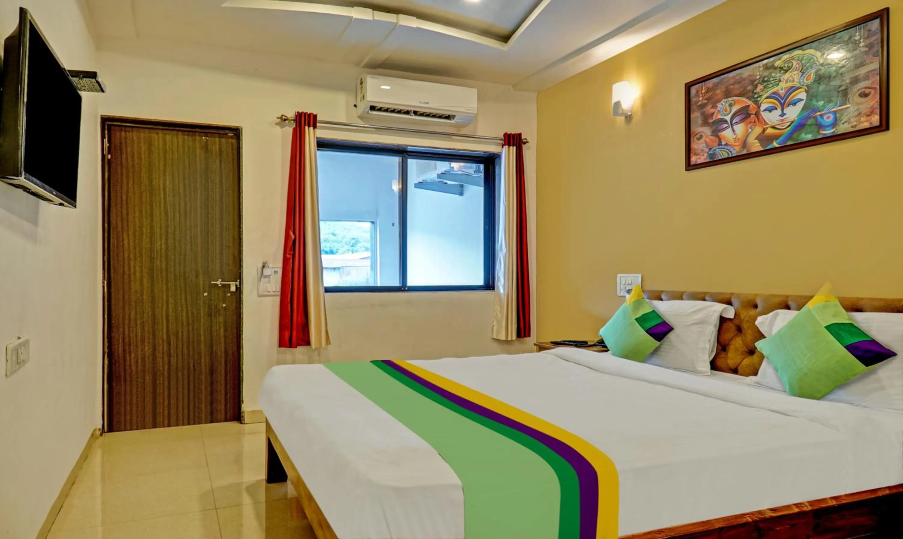 Photo of the whole room, Bed in Hotel Lake Paradise Mahabaleshwar