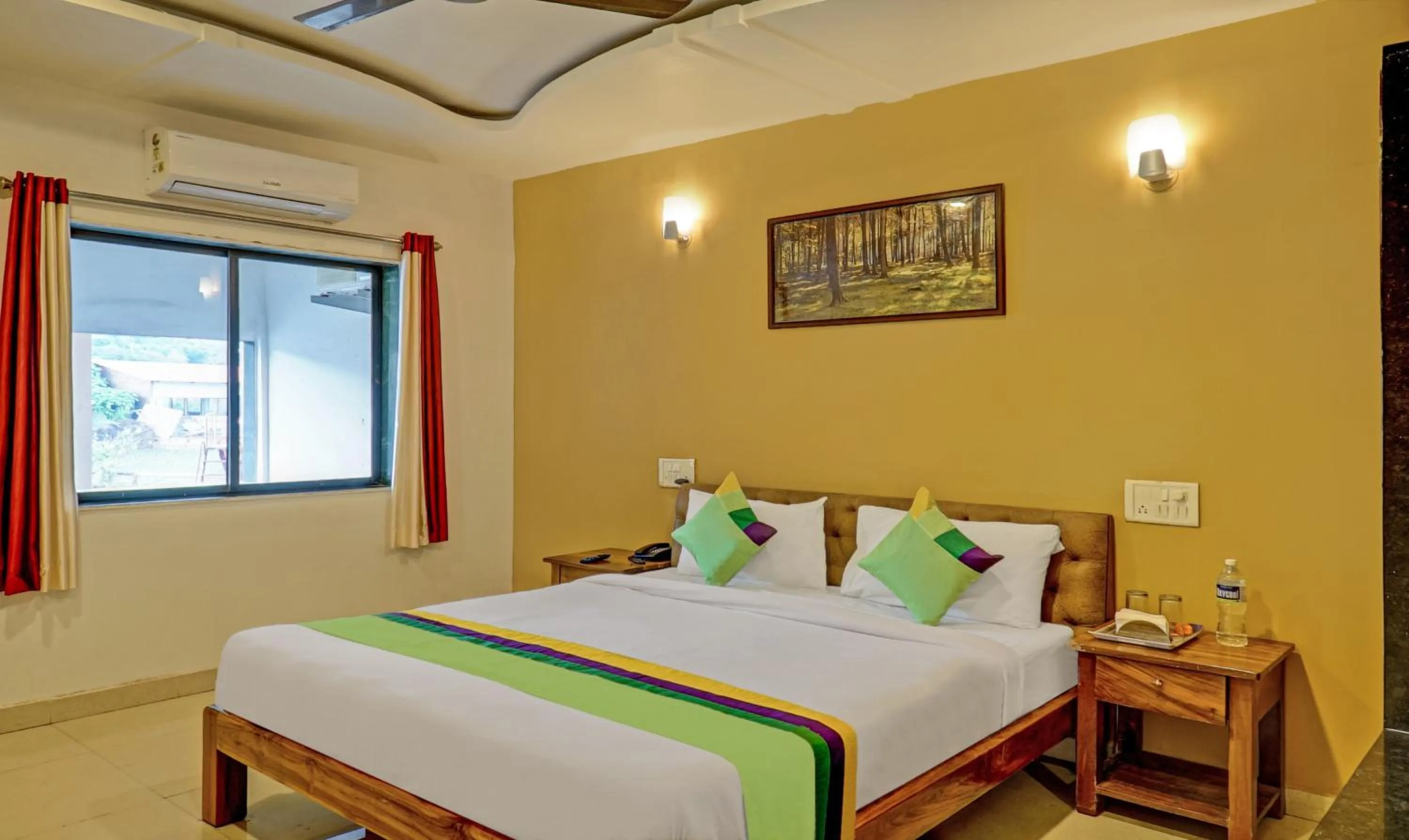 Photo of the whole room, Bed in Hotel Lake Paradise Mahabaleshwar