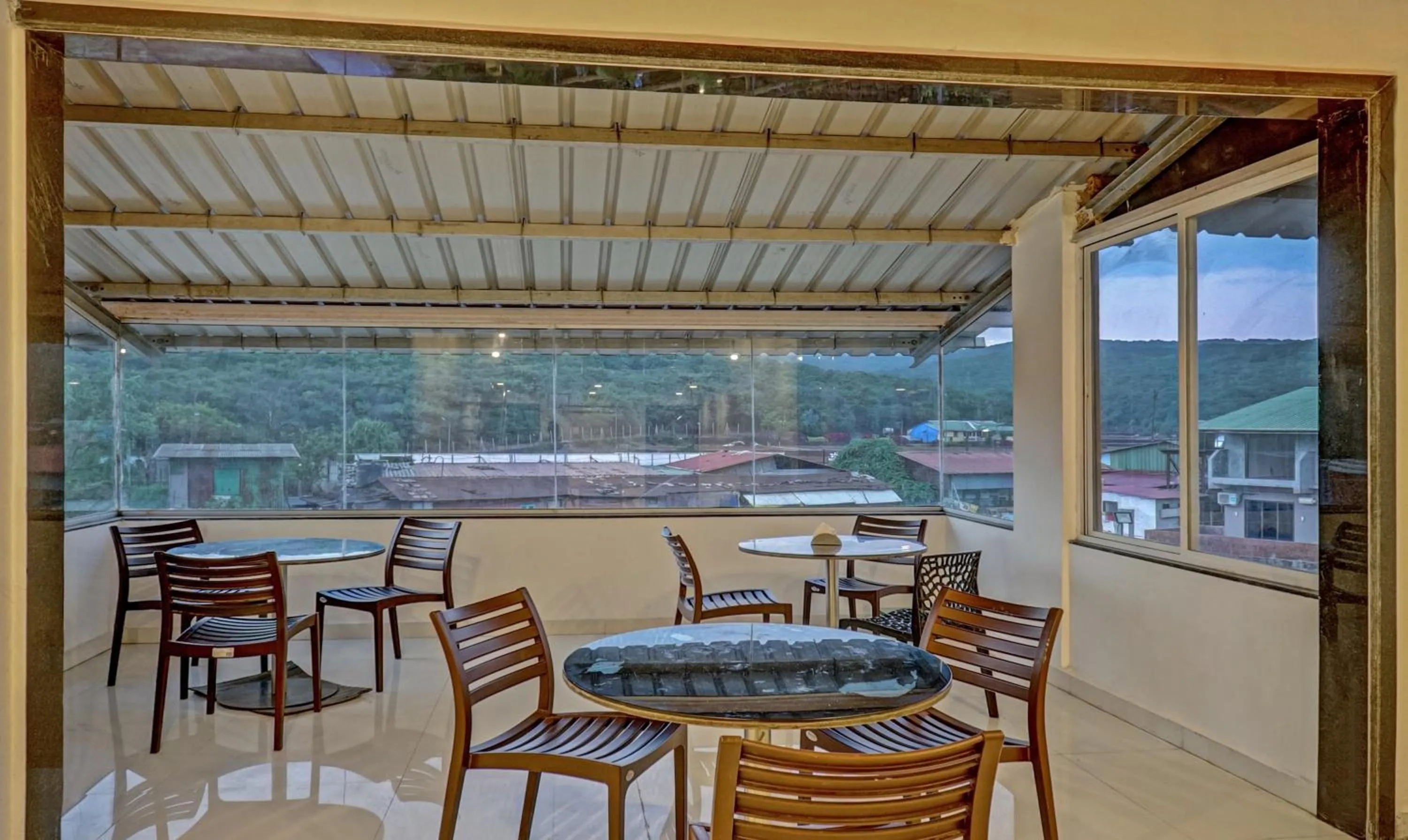 Restaurant/places to eat in Hotel Lake Paradise Mahabaleshwar