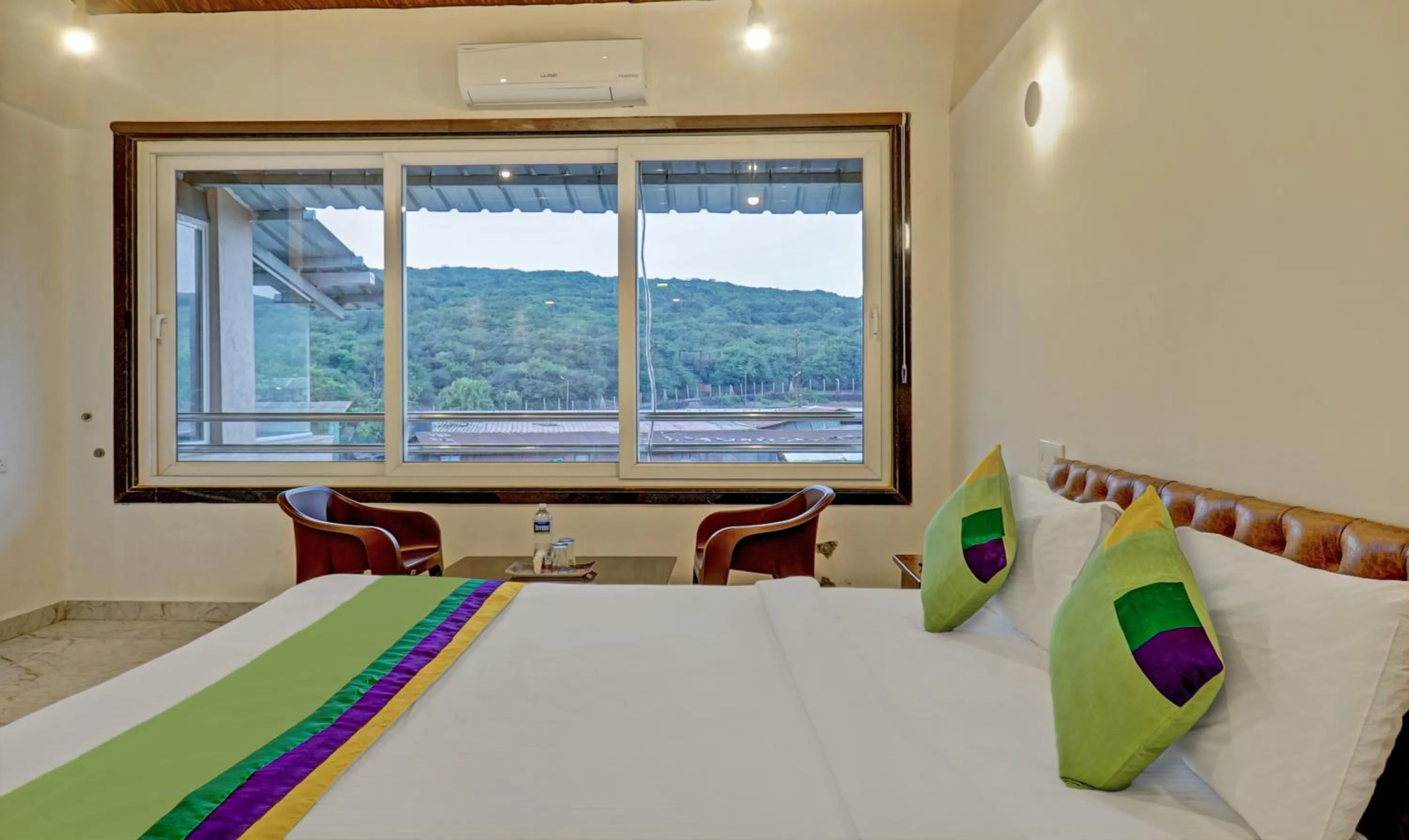 Mountain view, Bed in Hotel Lake Paradise Mahabaleshwar