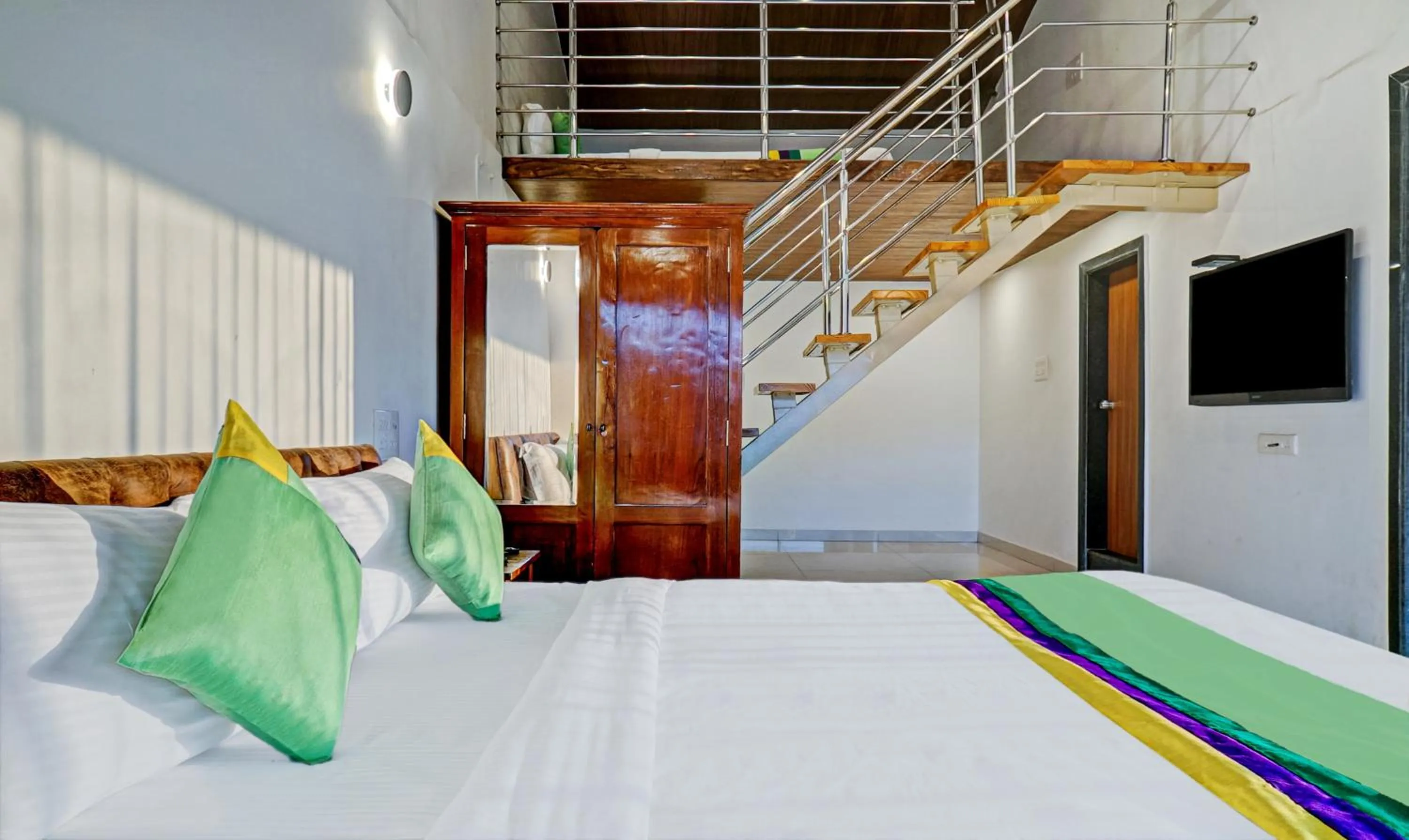 Photo of the whole room, Bed in Hotel Lake Paradise Mahabaleshwar