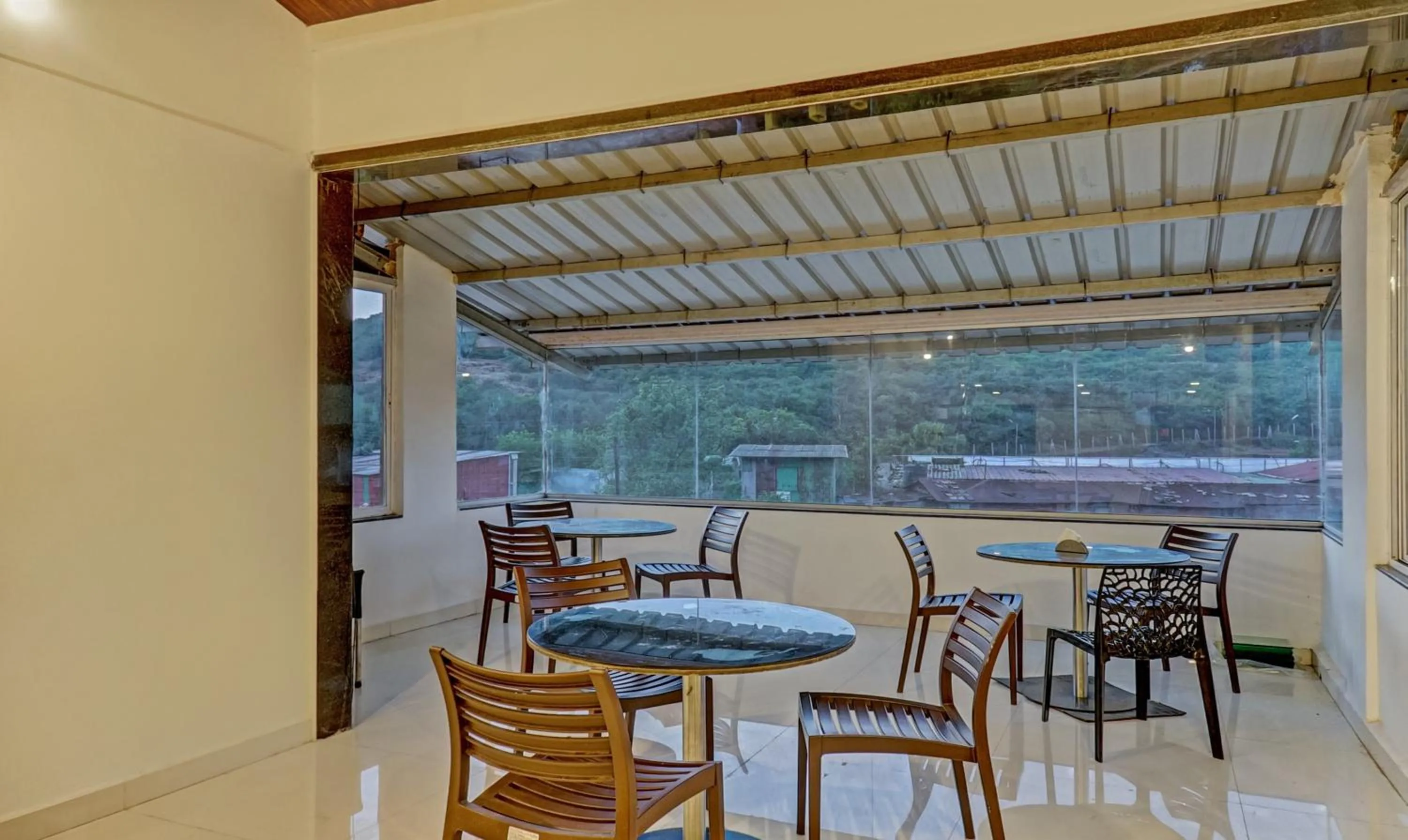 Restaurant/places to eat in Hotel Lake Paradise Mahabaleshwar