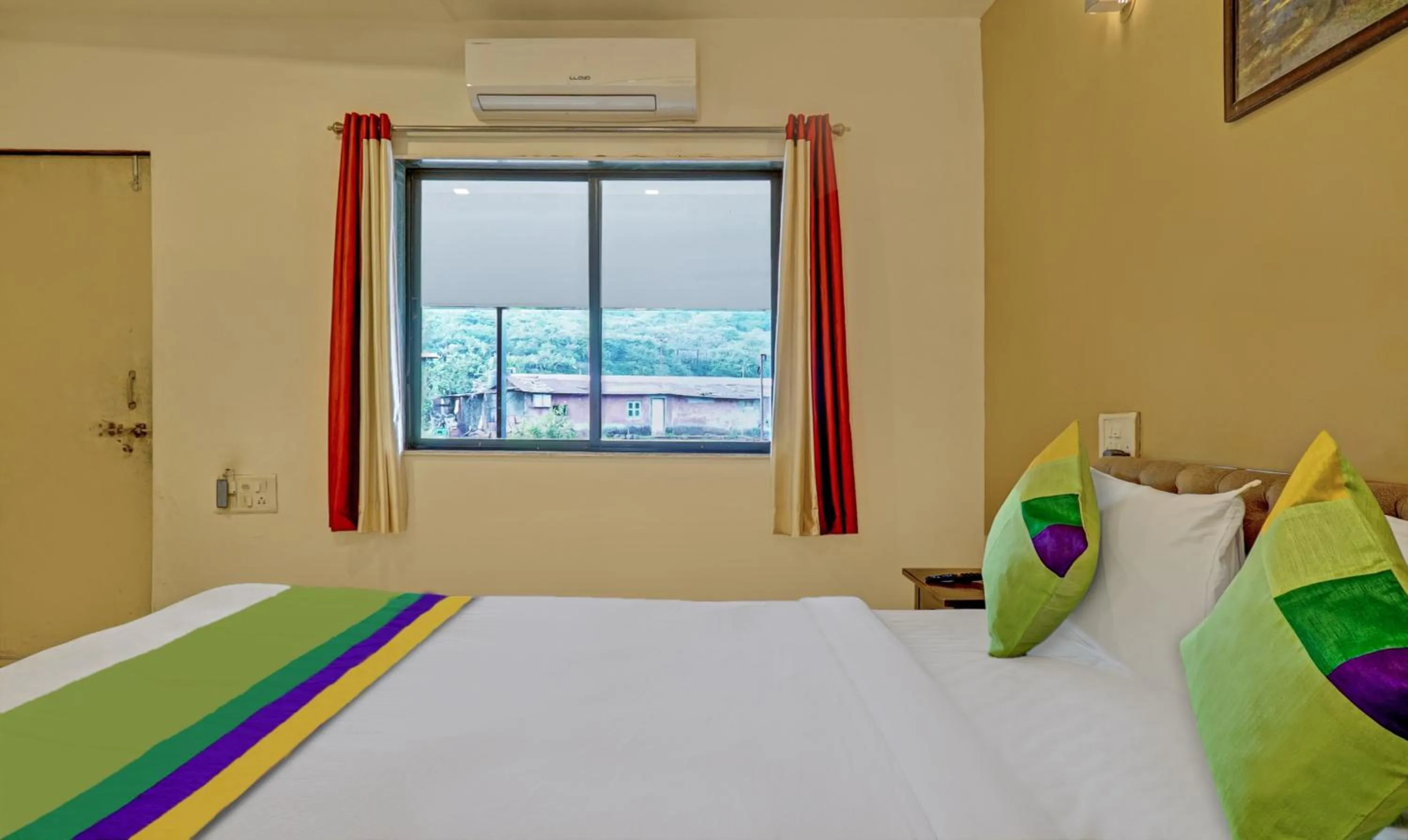 Photo of the whole room, Bed in Hotel Lake Paradise Mahabaleshwar
