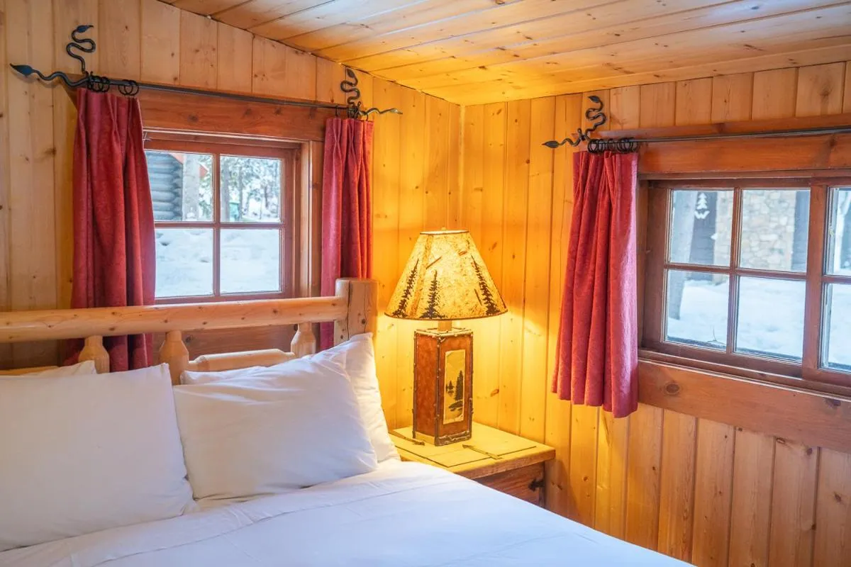 Bed in Storm Mountain Lodge & Cabins