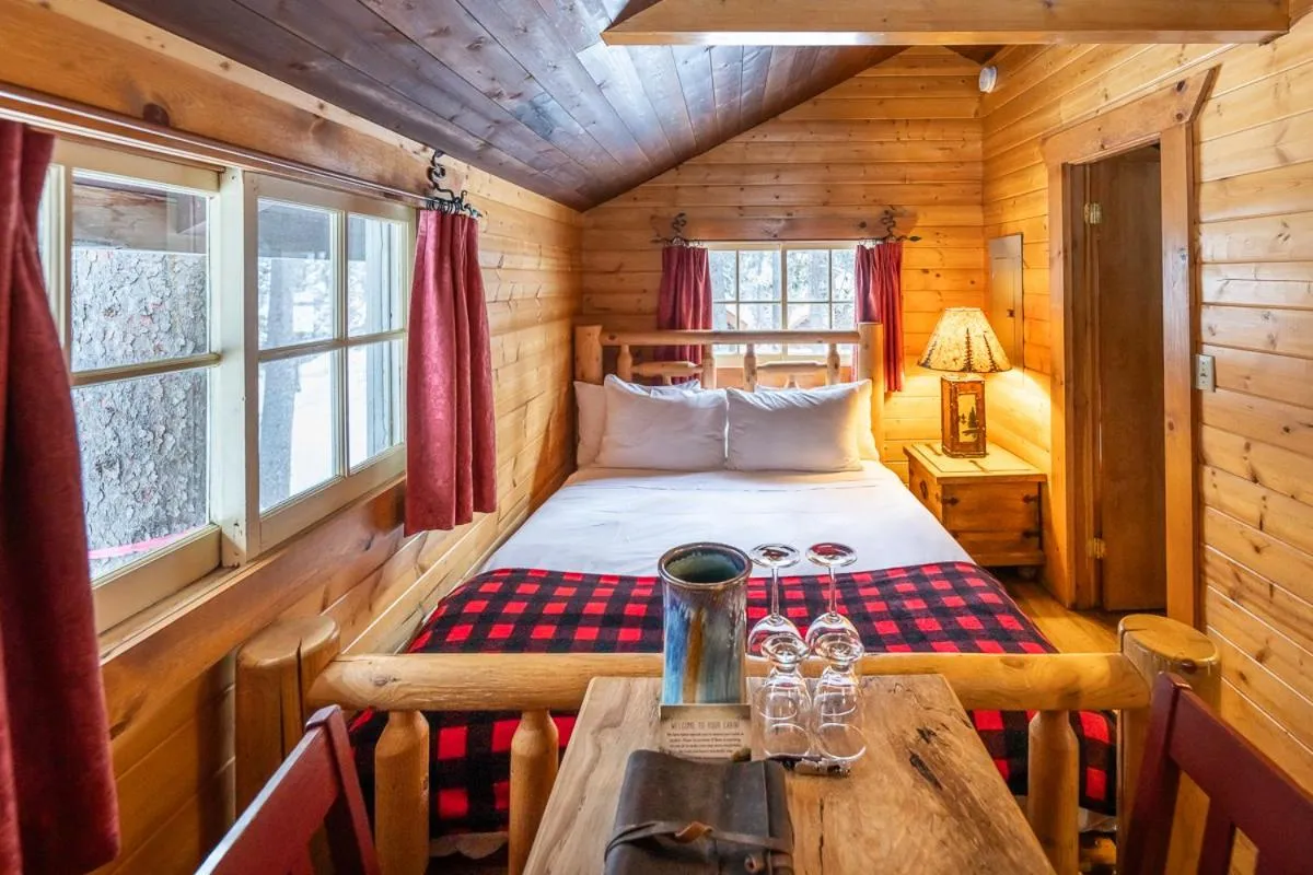 Bed in Storm Mountain Lodge & Cabins