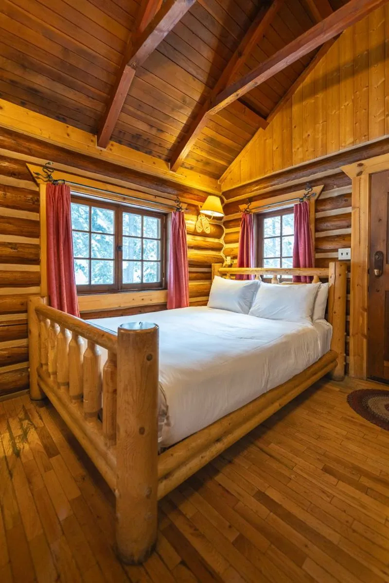 Bed in Storm Mountain Lodge & Cabins