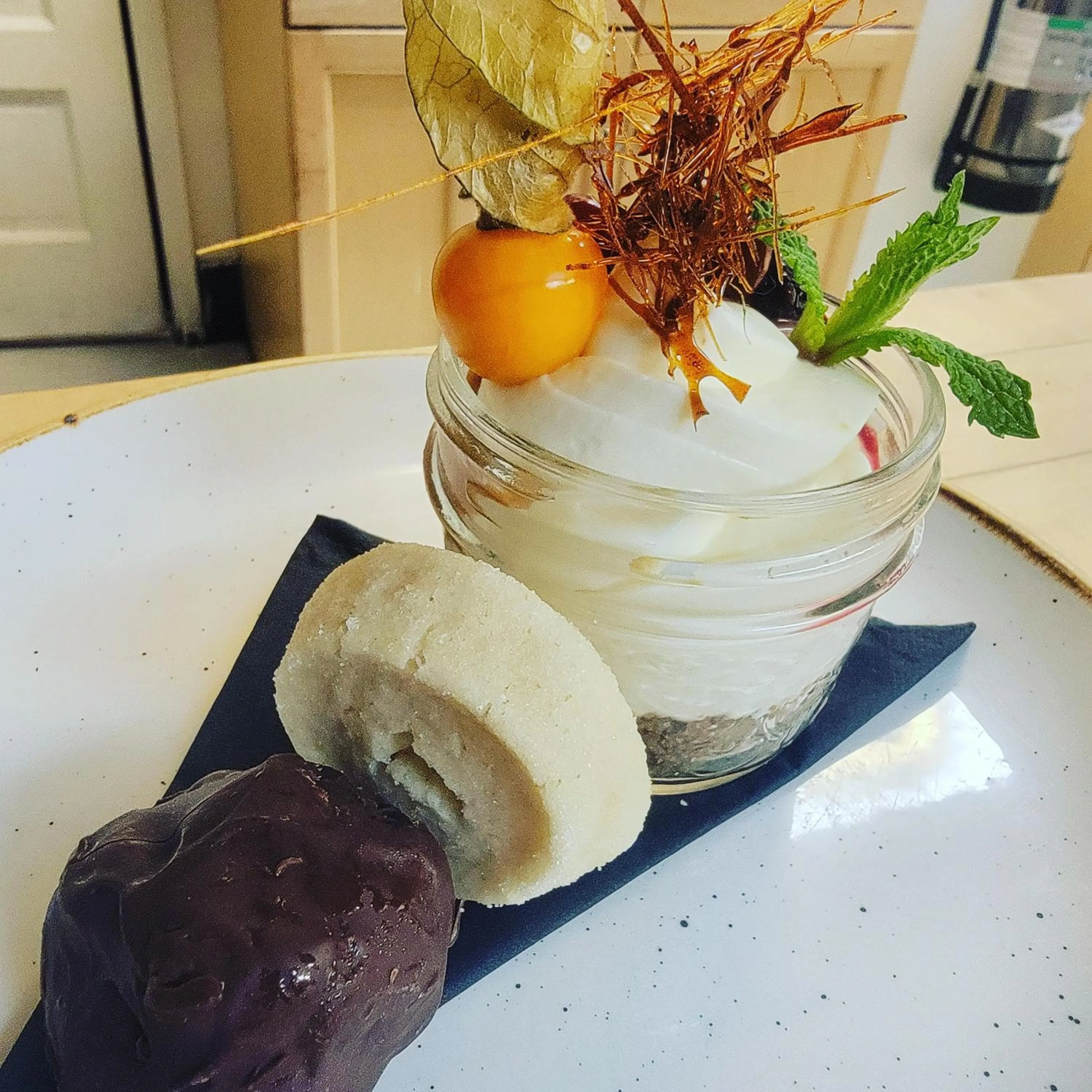 Restaurant/places to eat in Storm Mountain Lodge & Cabins