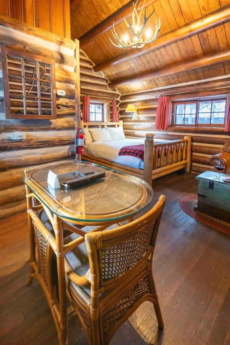 Living room in Storm Mountain Lodge & Cabins