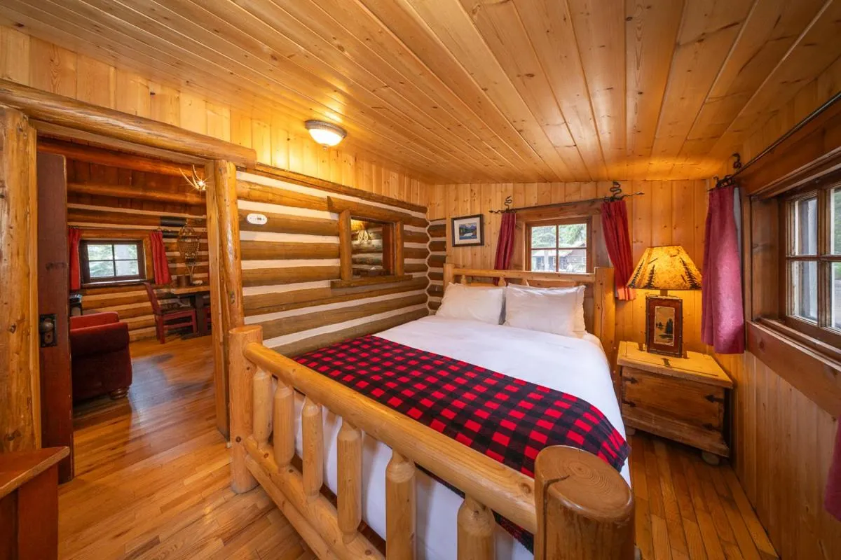 Bed in Storm Mountain Lodge & Cabins