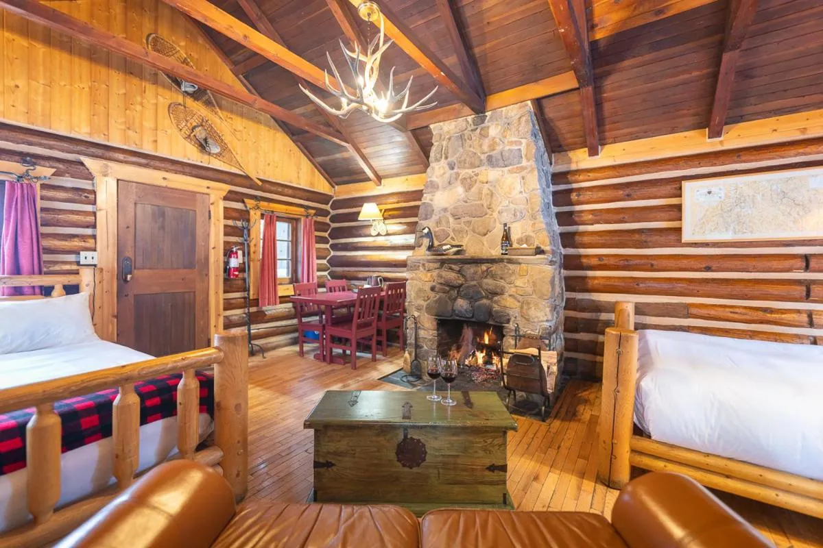 Living room in Storm Mountain Lodge & Cabins
