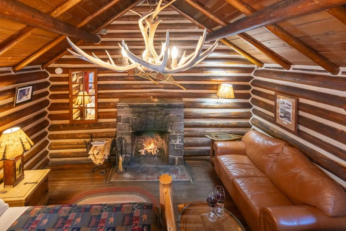 Living room in Storm Mountain Lodge & Cabins