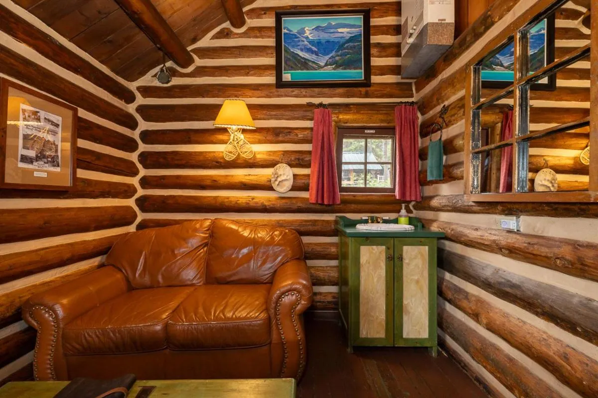 Living room in Storm Mountain Lodge & Cabins