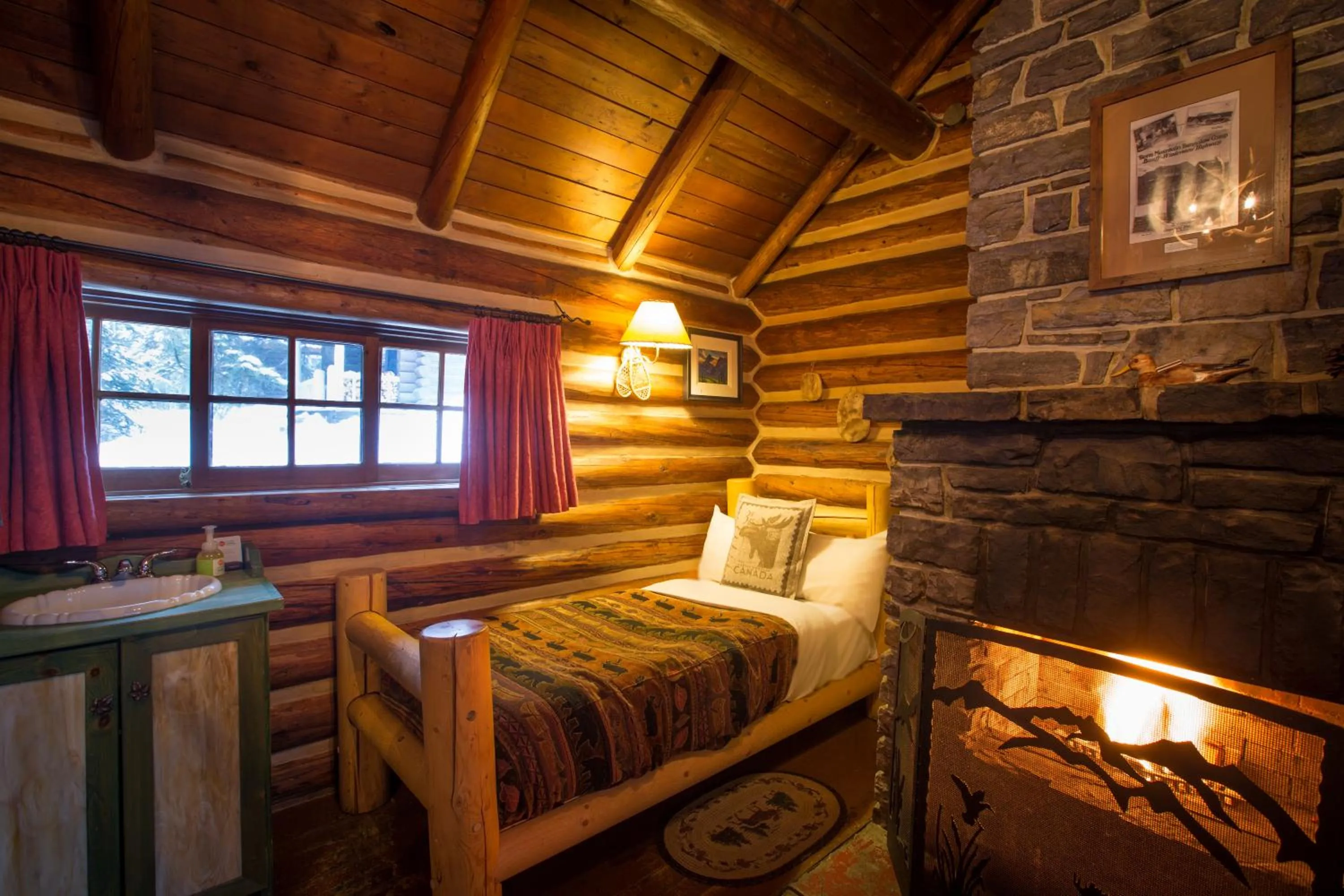 Bed in Storm Mountain Lodge & Cabins
