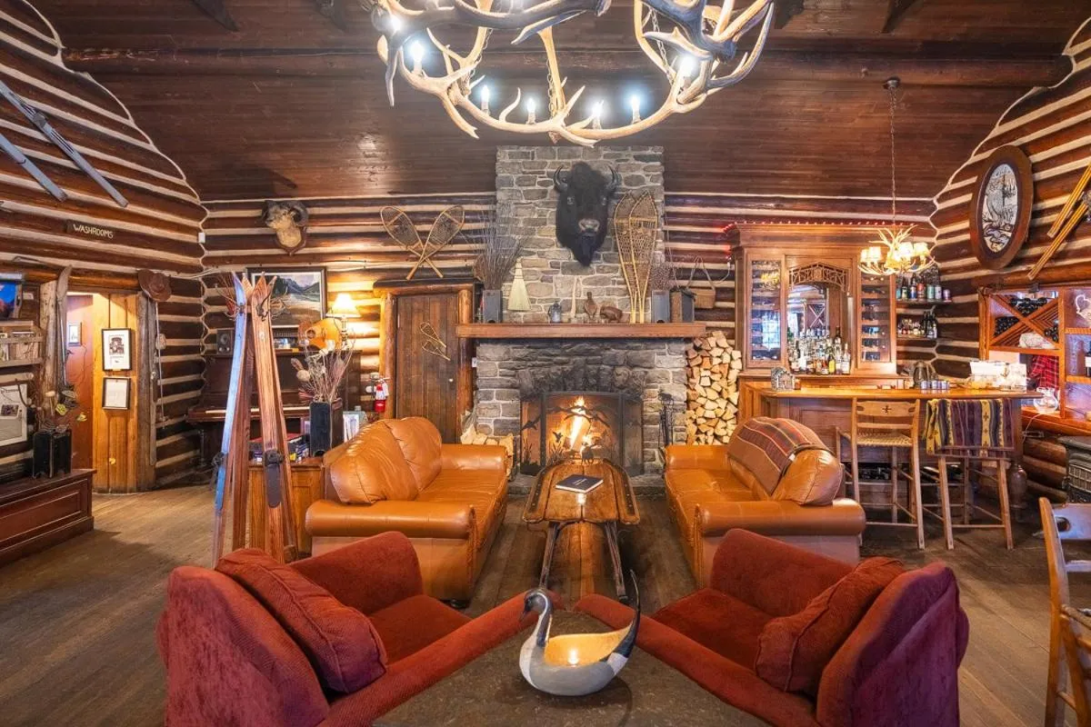 Restaurant/places to eat in Storm Mountain Lodge & Cabins