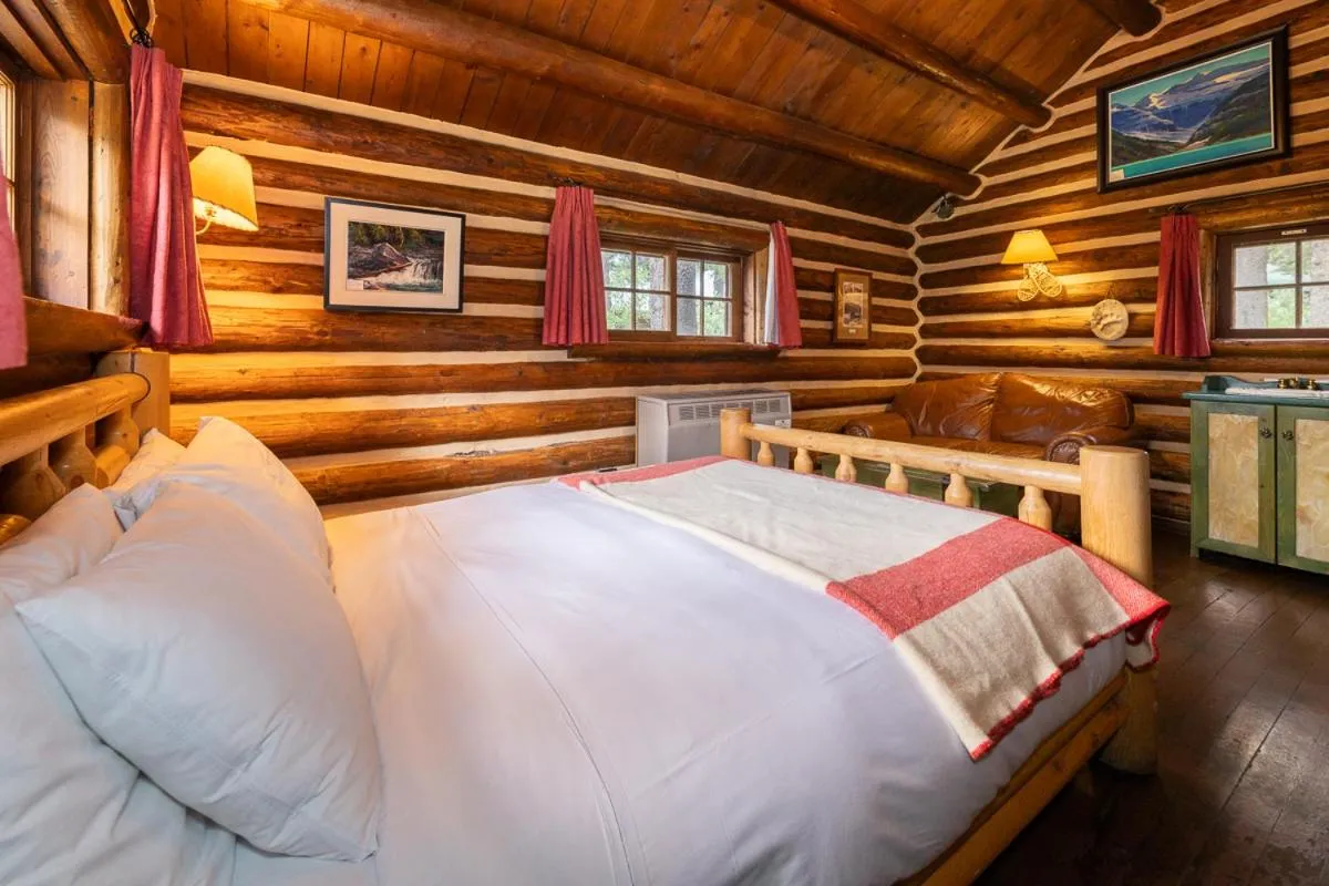 Bedroom, Bed in Storm Mountain Lodge & Cabins