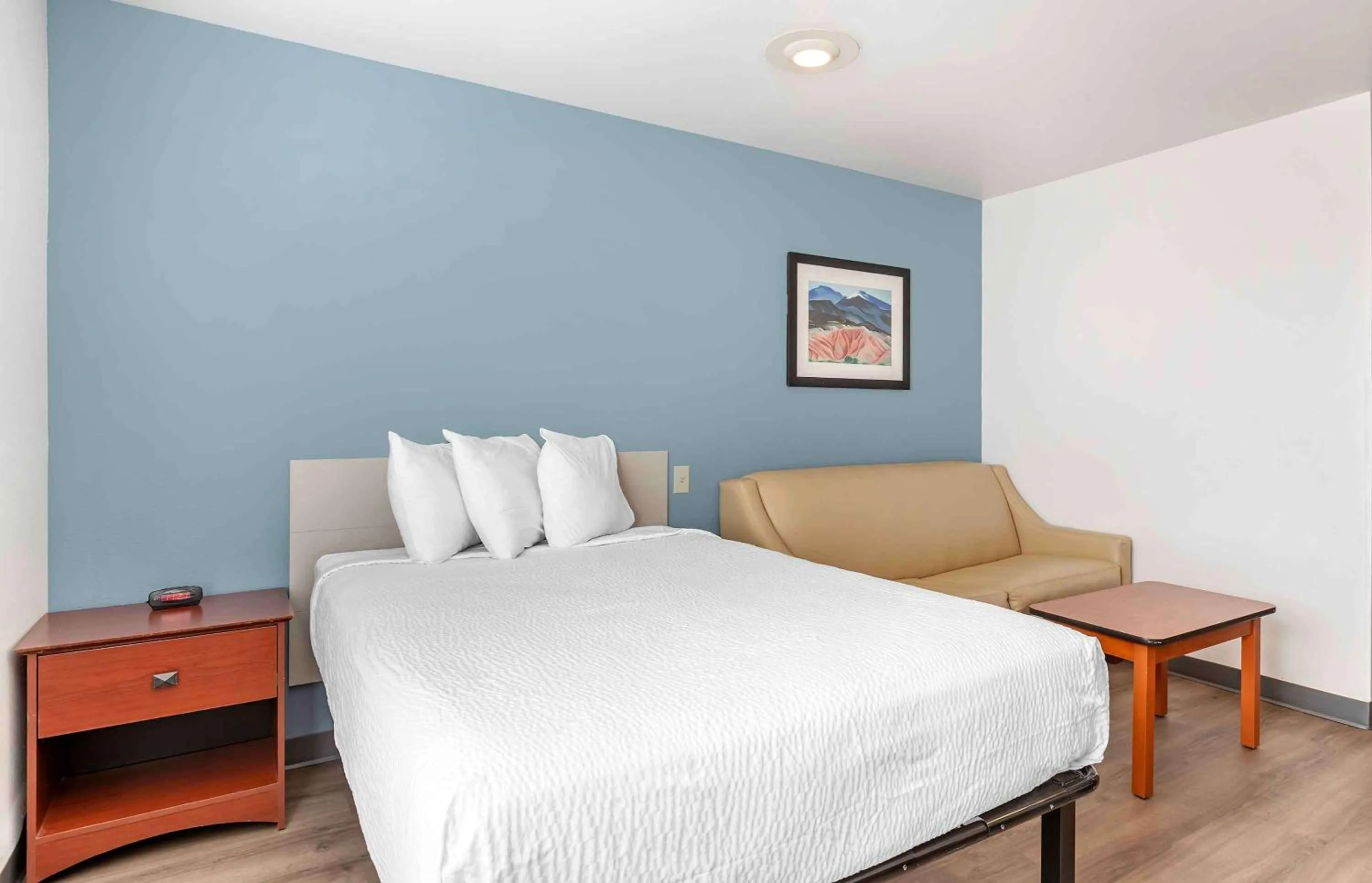 Bedroom, Bed in Extended Stay America Select Suites - Omaha - Southwest