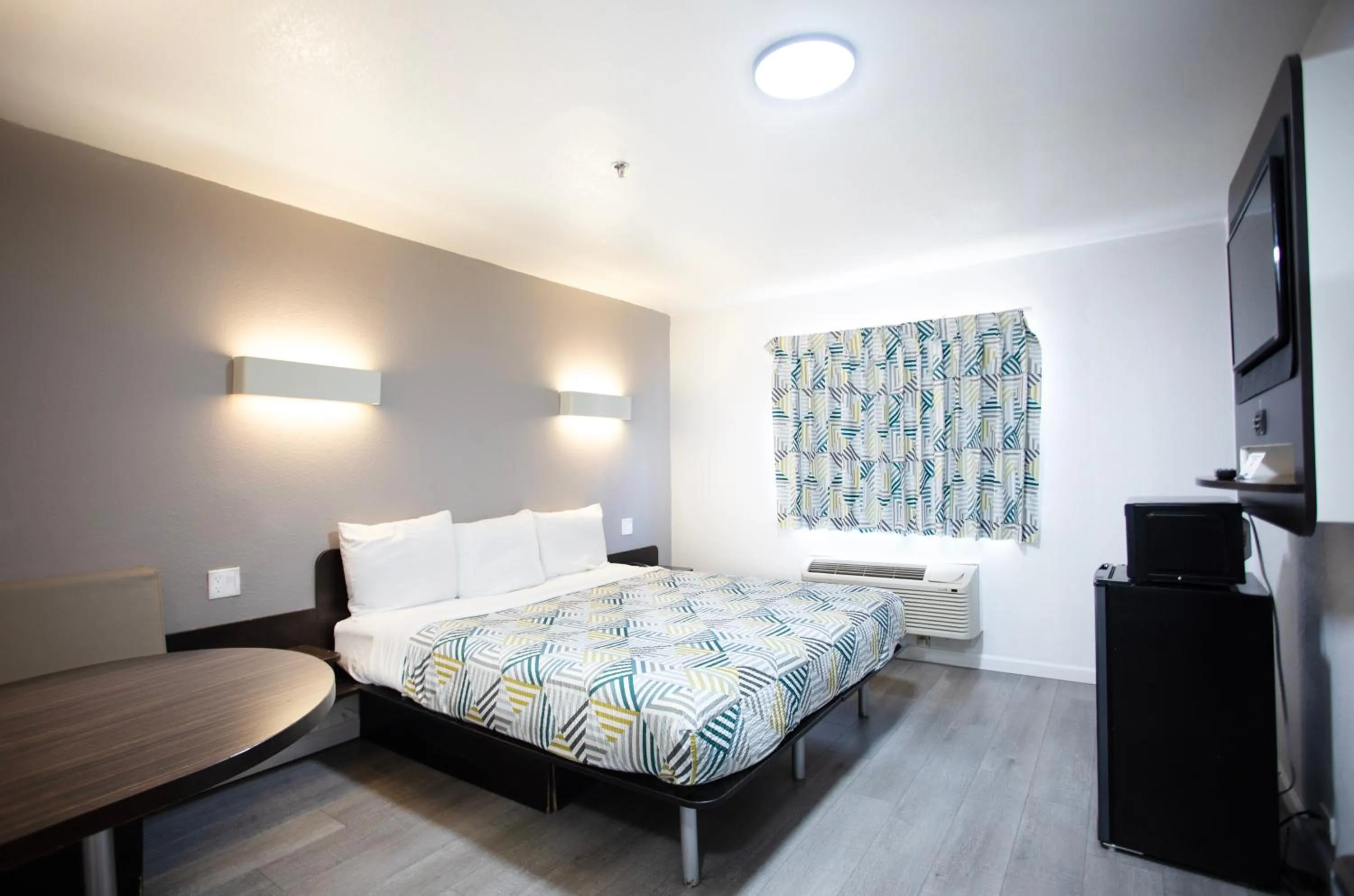 TV and multimedia, Bed in Motel 6 Dallas - Fair Park