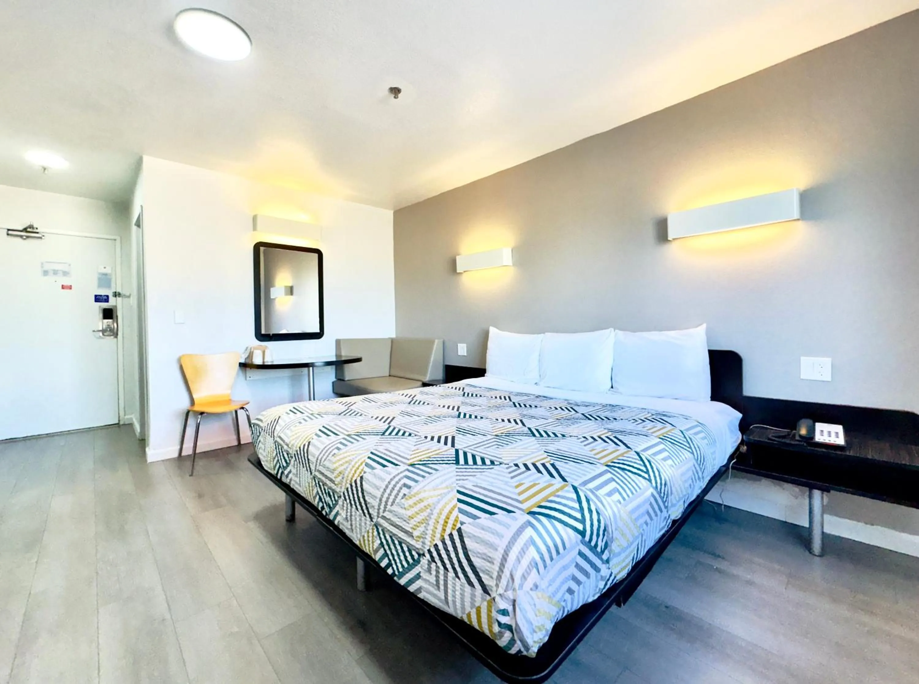 Photo of the whole room, Bed in Motel 6 Dallas - Fair Park