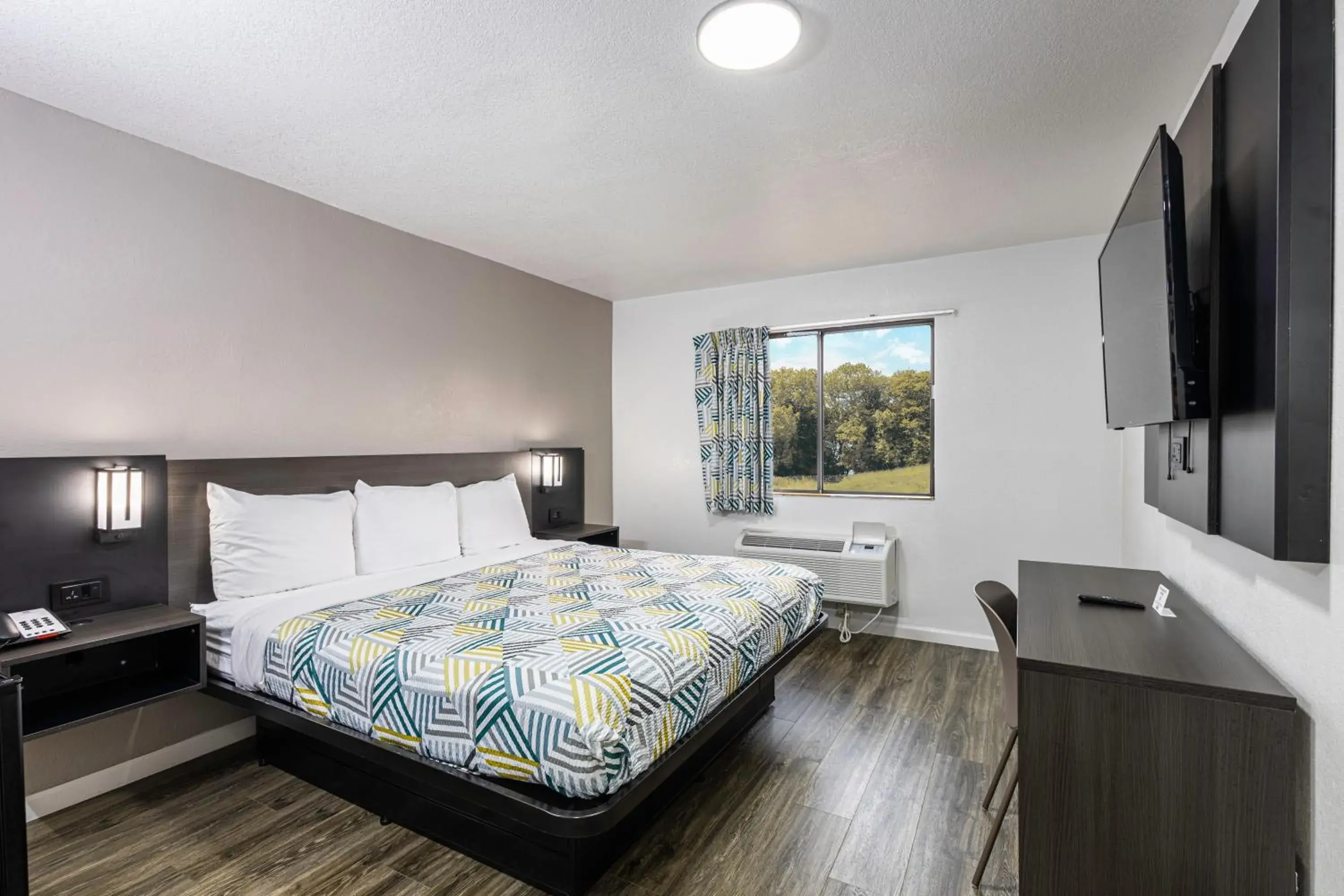 Queen Room - Non-Smoking in Motel 6 Dallas - Fair Park Queen Room - Non-Smoking in Motel 6 Dallas - Fair Park