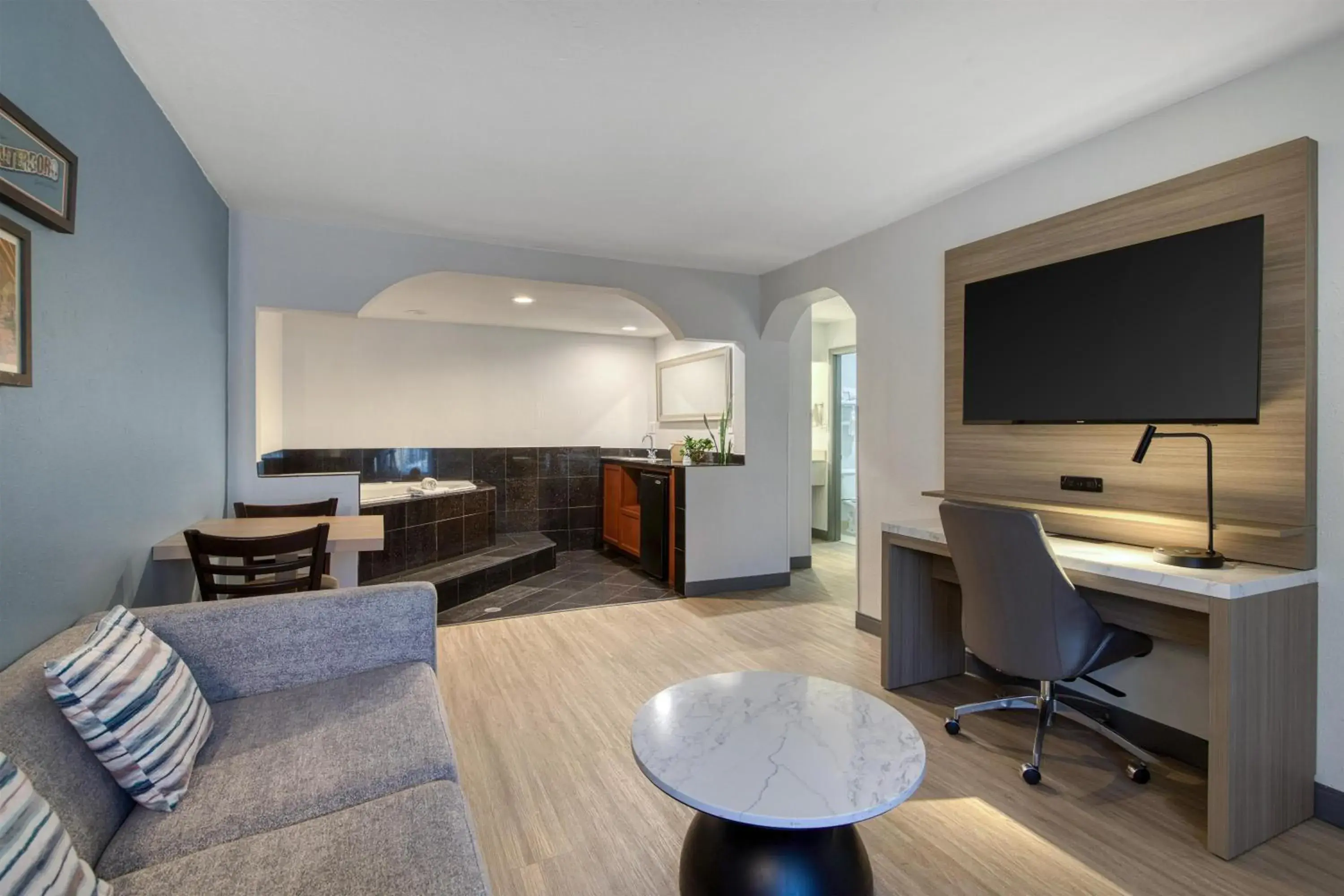 King Suite with Sofa Bed in Best Western Of Walterboro King Suite with Sofa Bed in Best Western Of Walterboro