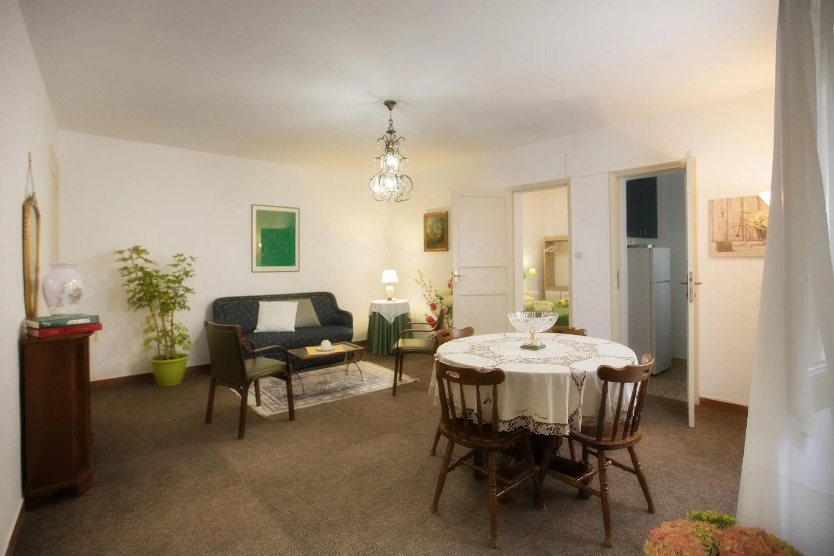 Communal lounge/ TV room in Bella Vista b&b