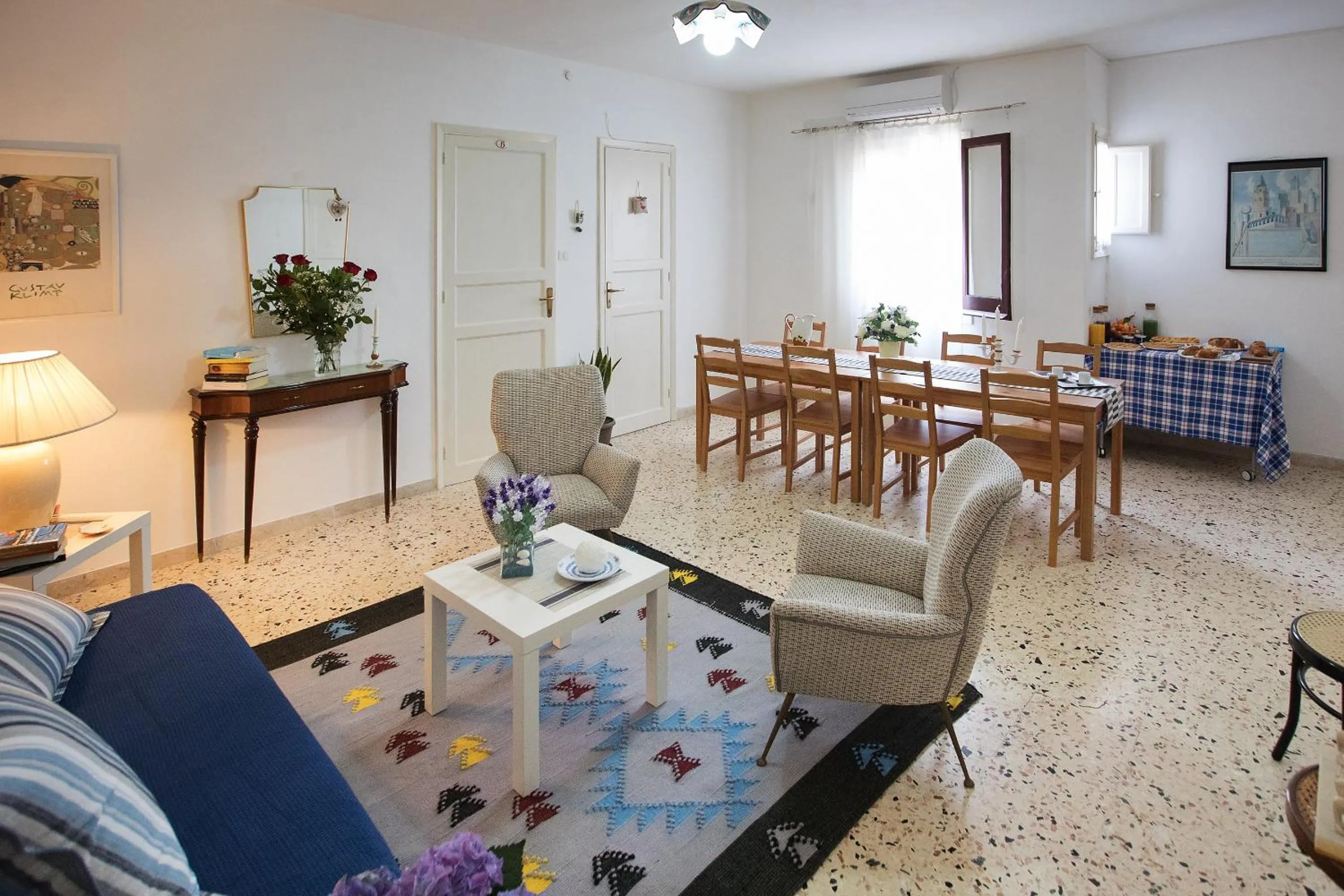 Communal lounge/ TV room in Bella Vista b&b