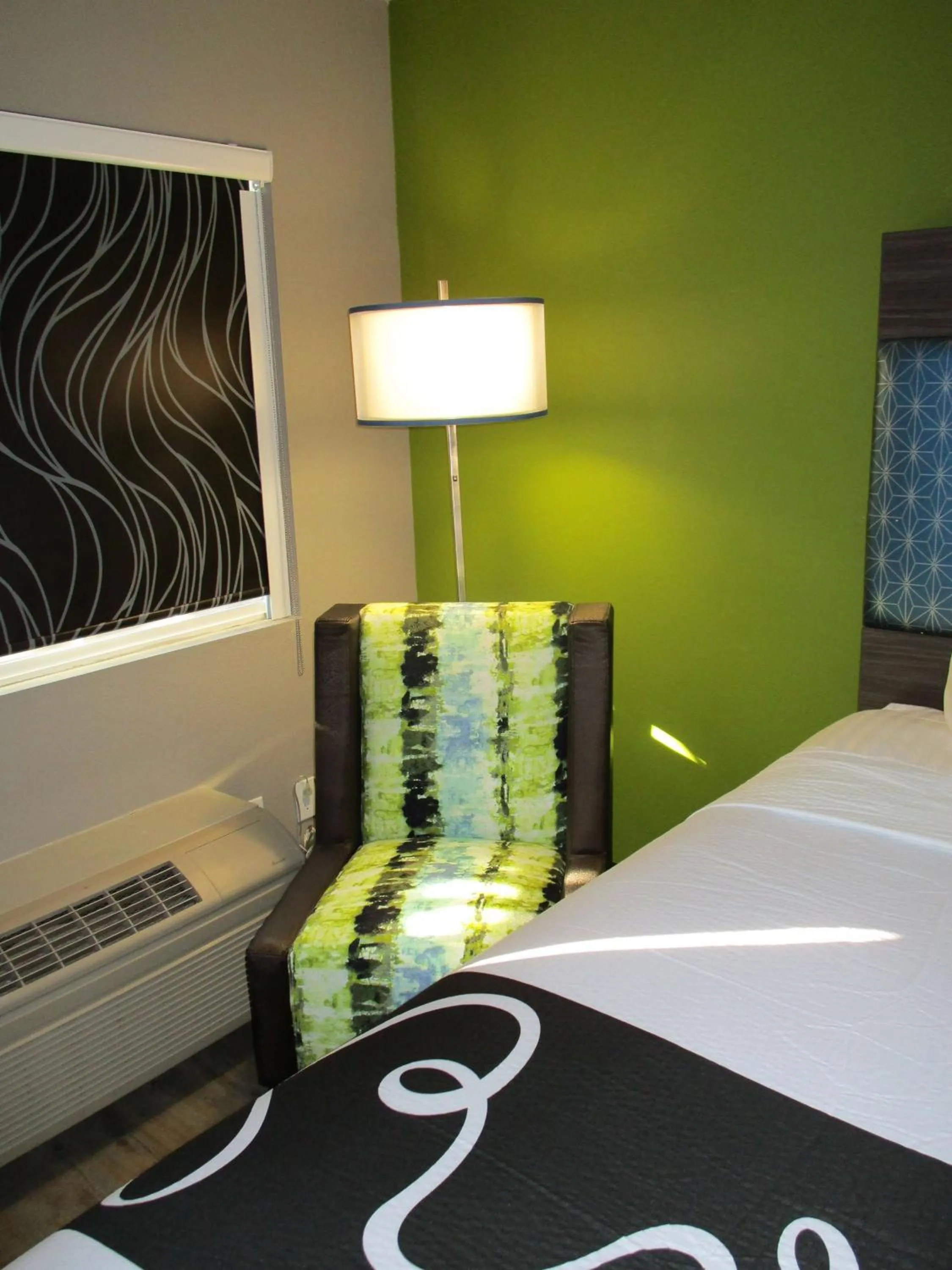 Bedroom, Bed in SureStay Plus Hotel by Best Western Point Richmond