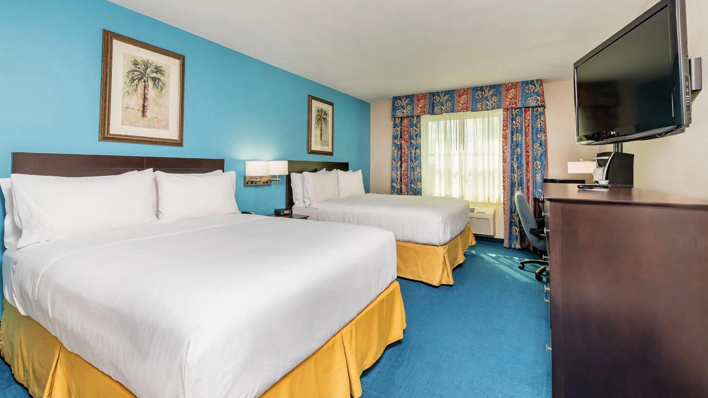 Photo of the whole room, Bed in Holiday Inn Express & Suites Miami Kendall by IHG