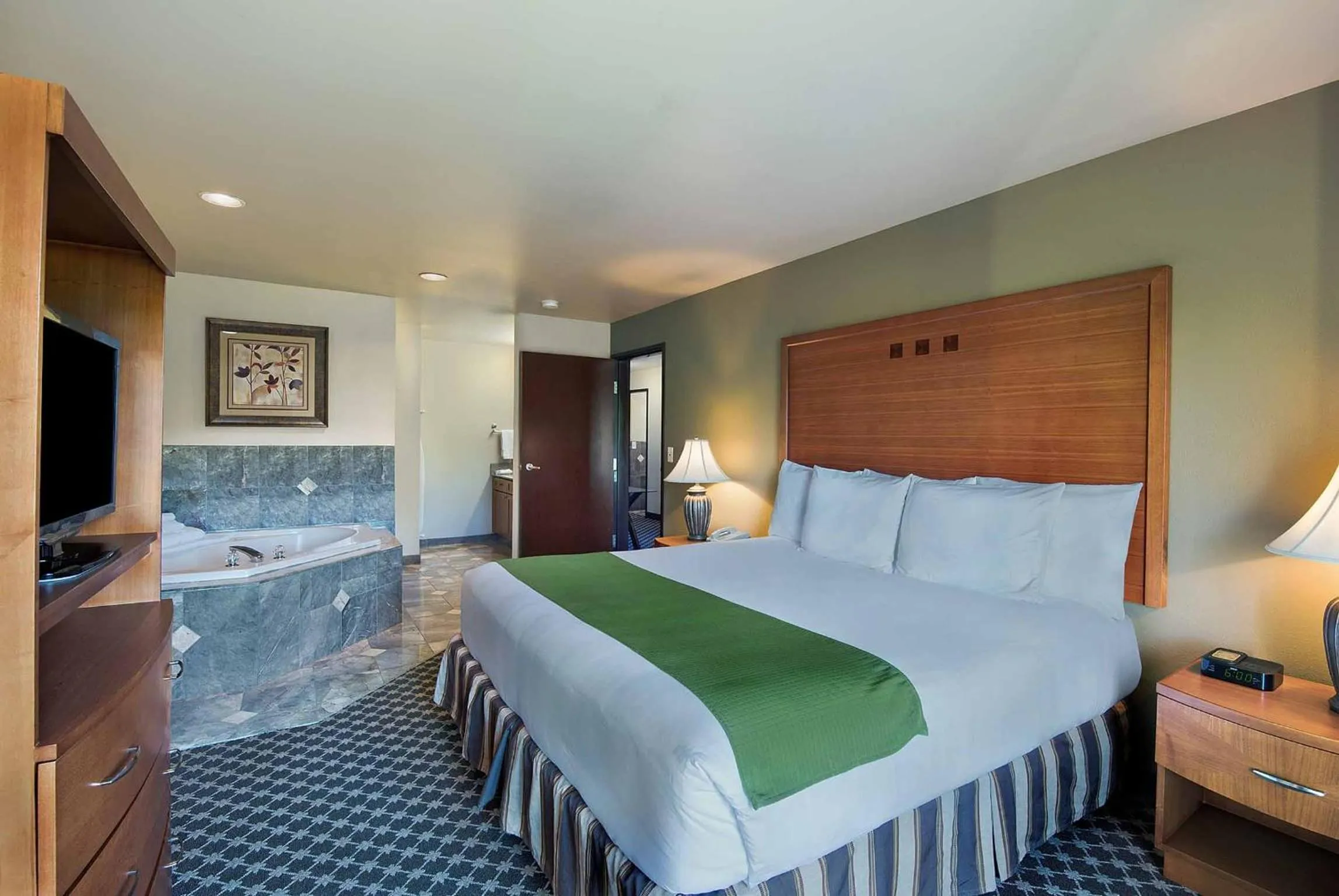 Shower, Bed in Oxford Suites Yakima