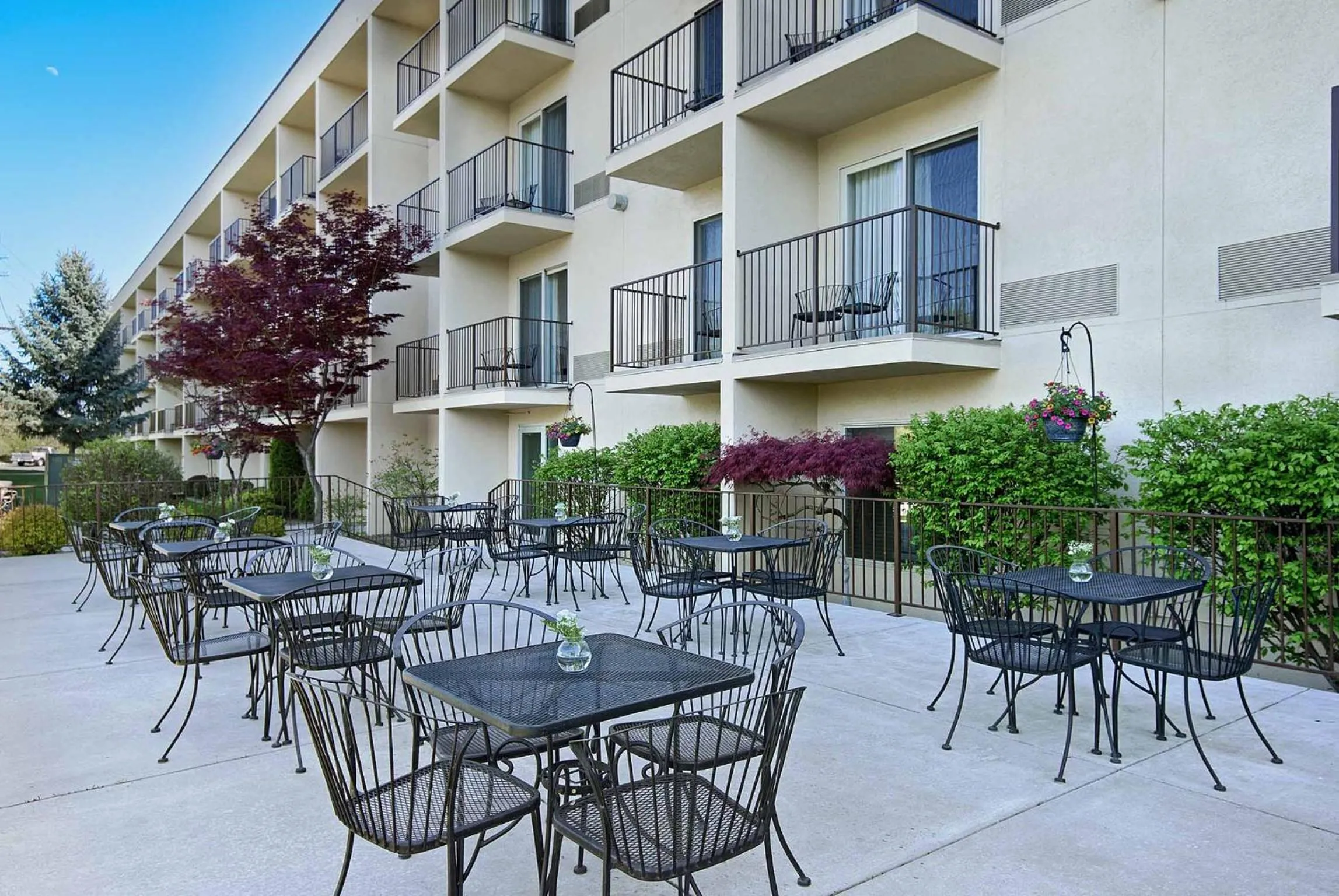 Patio in Oxford Suites Yakima