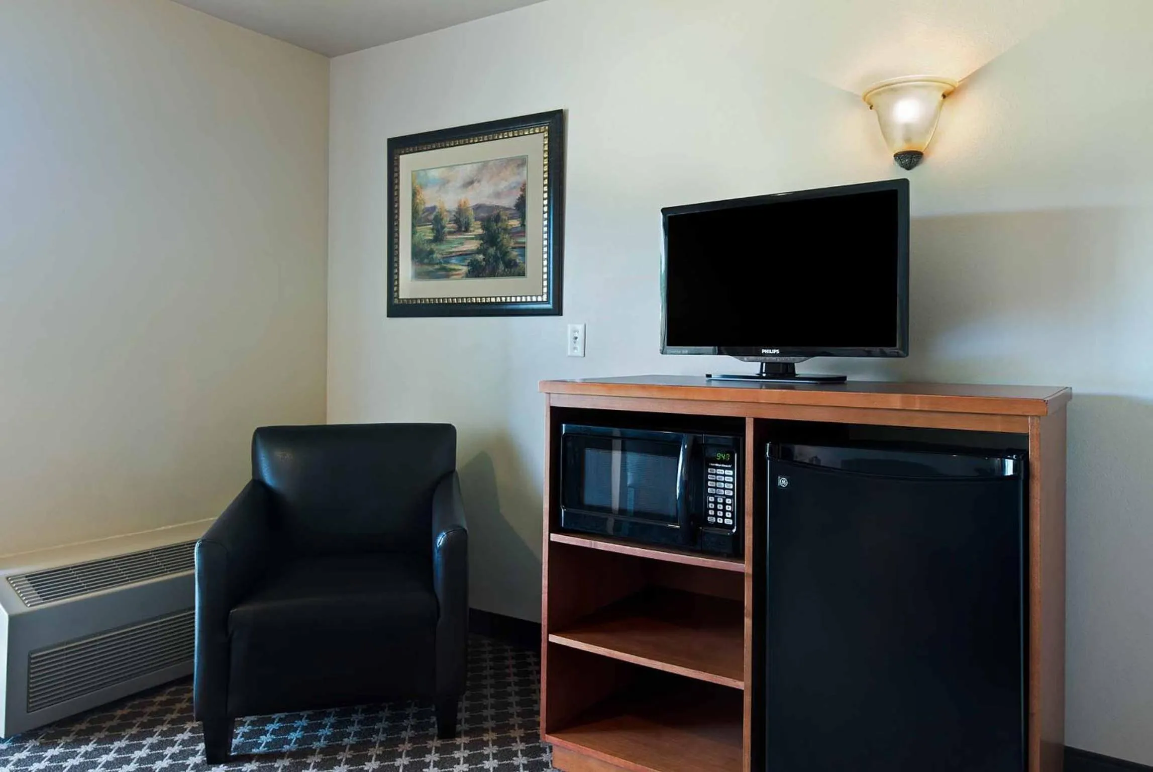 TV and multimedia in Oxford Suites Yakima
