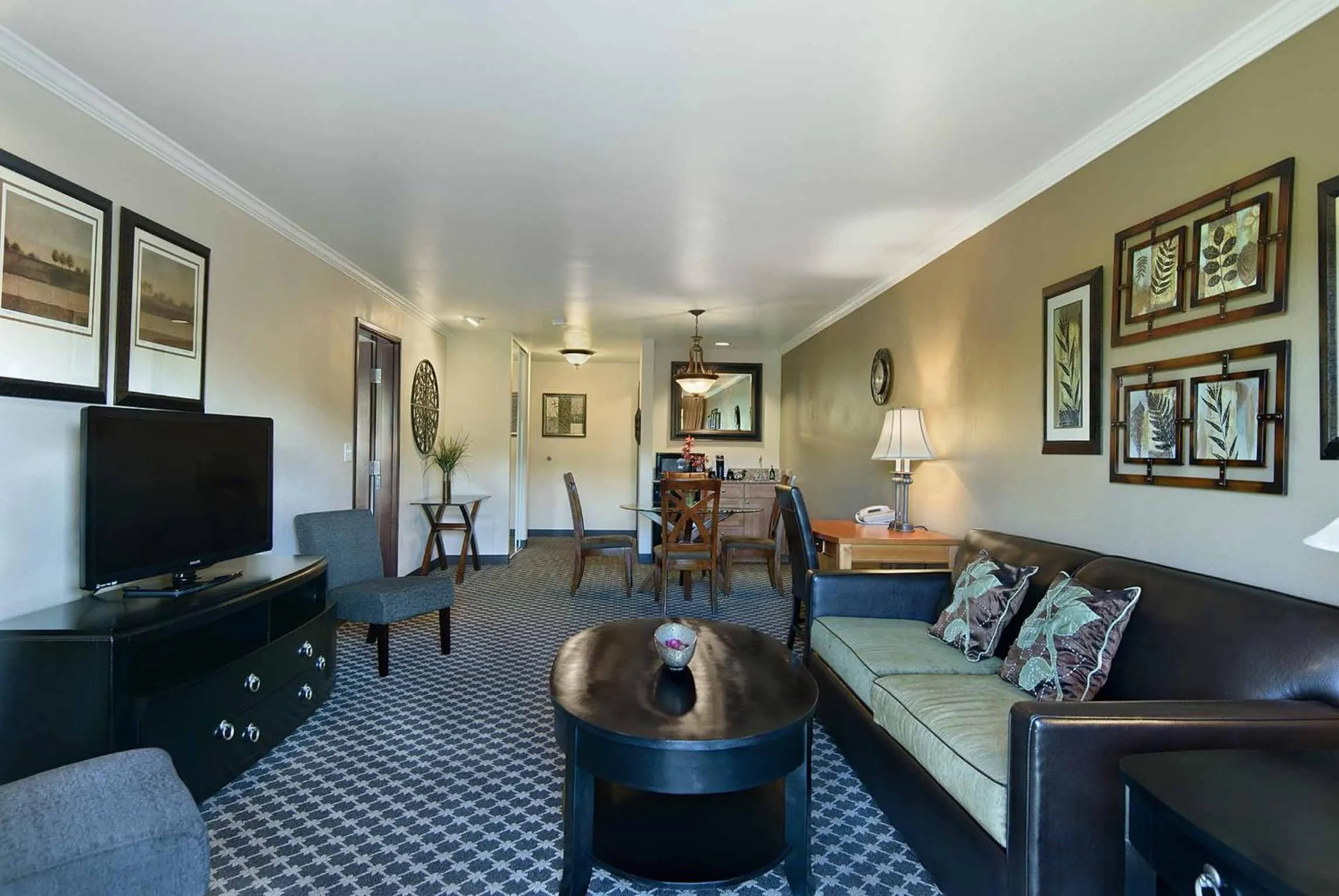 Shower in Oxford Suites Yakima