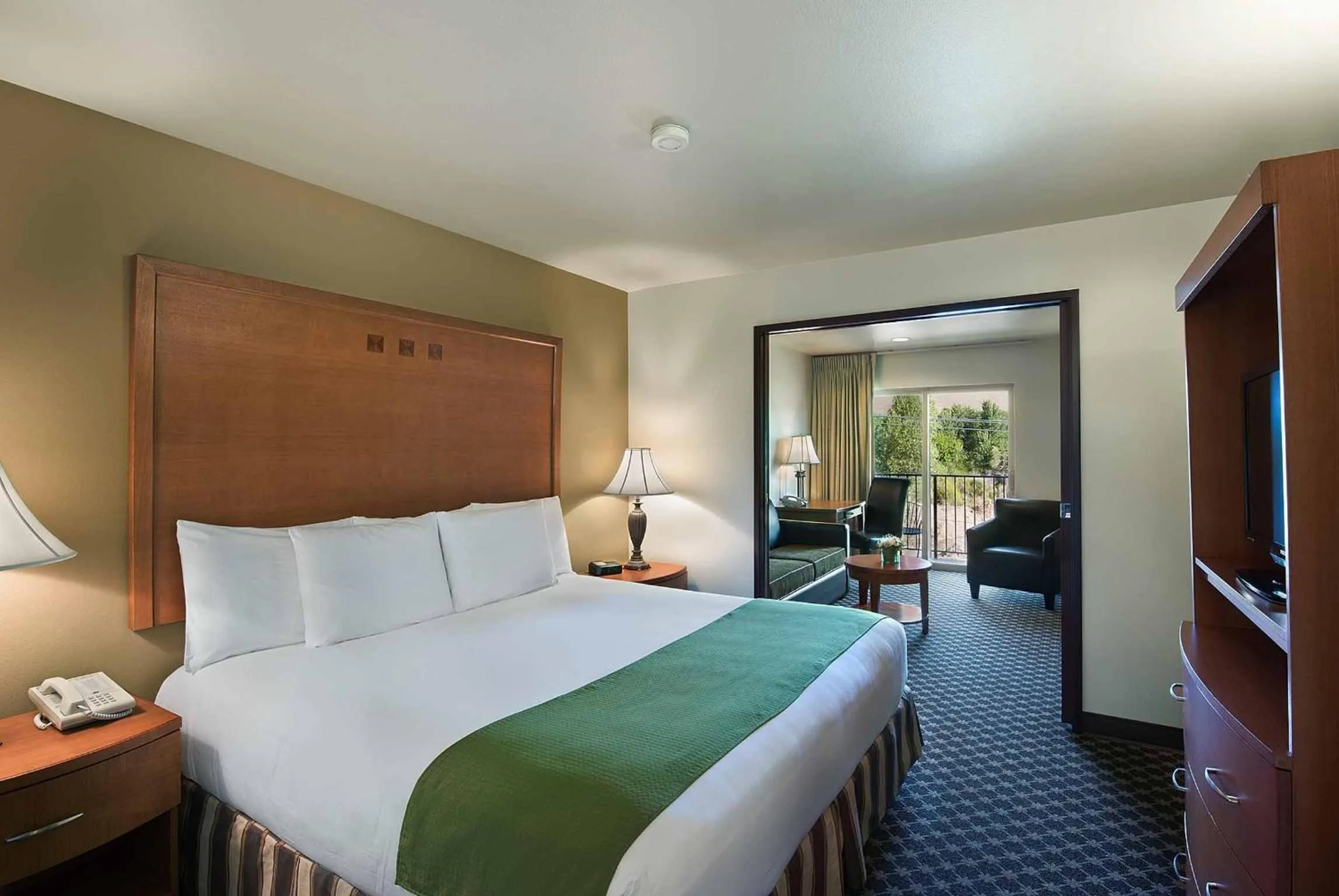 Shower, Bed in Oxford Suites Yakima