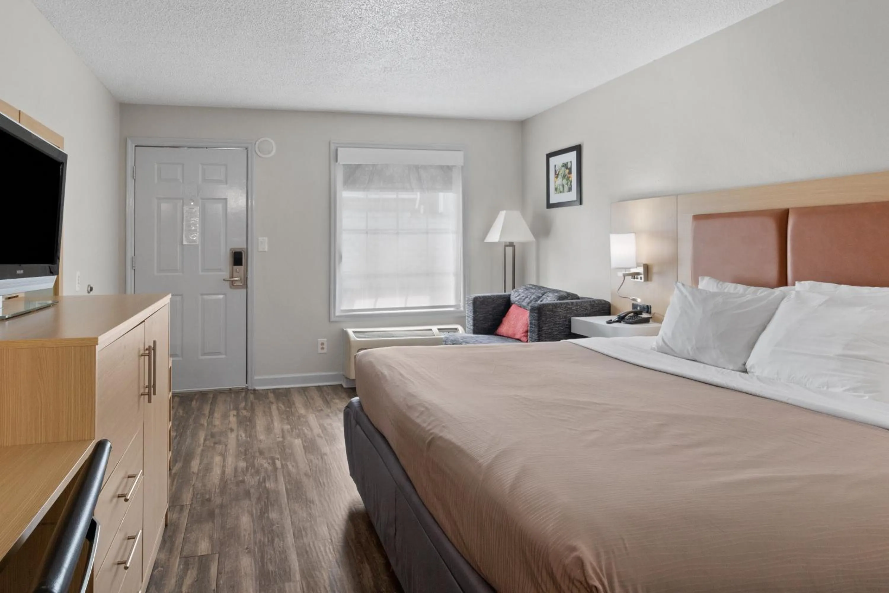 Bed in Richland Inn of Columbia