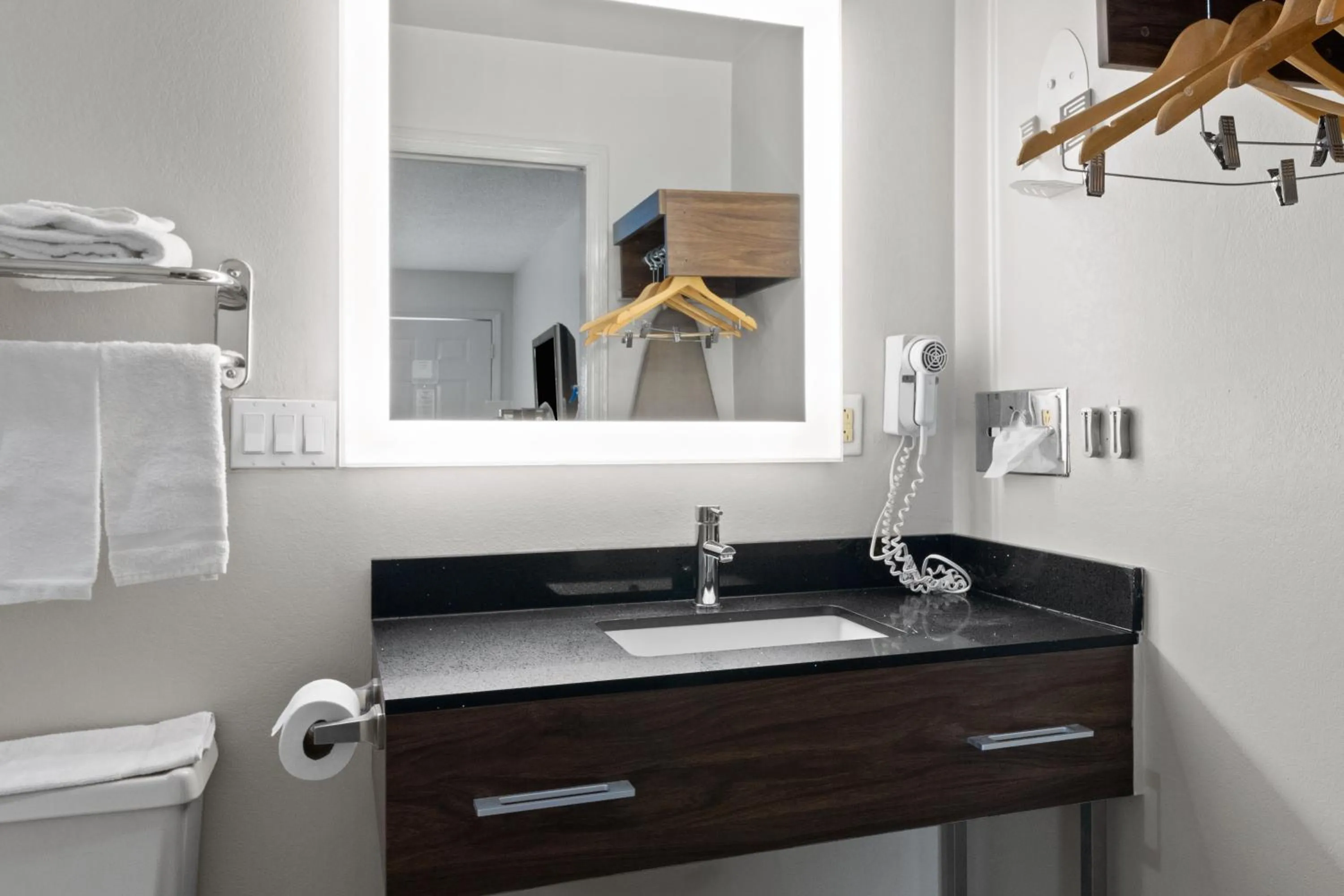 Bathroom in Richland Inn of Columbia