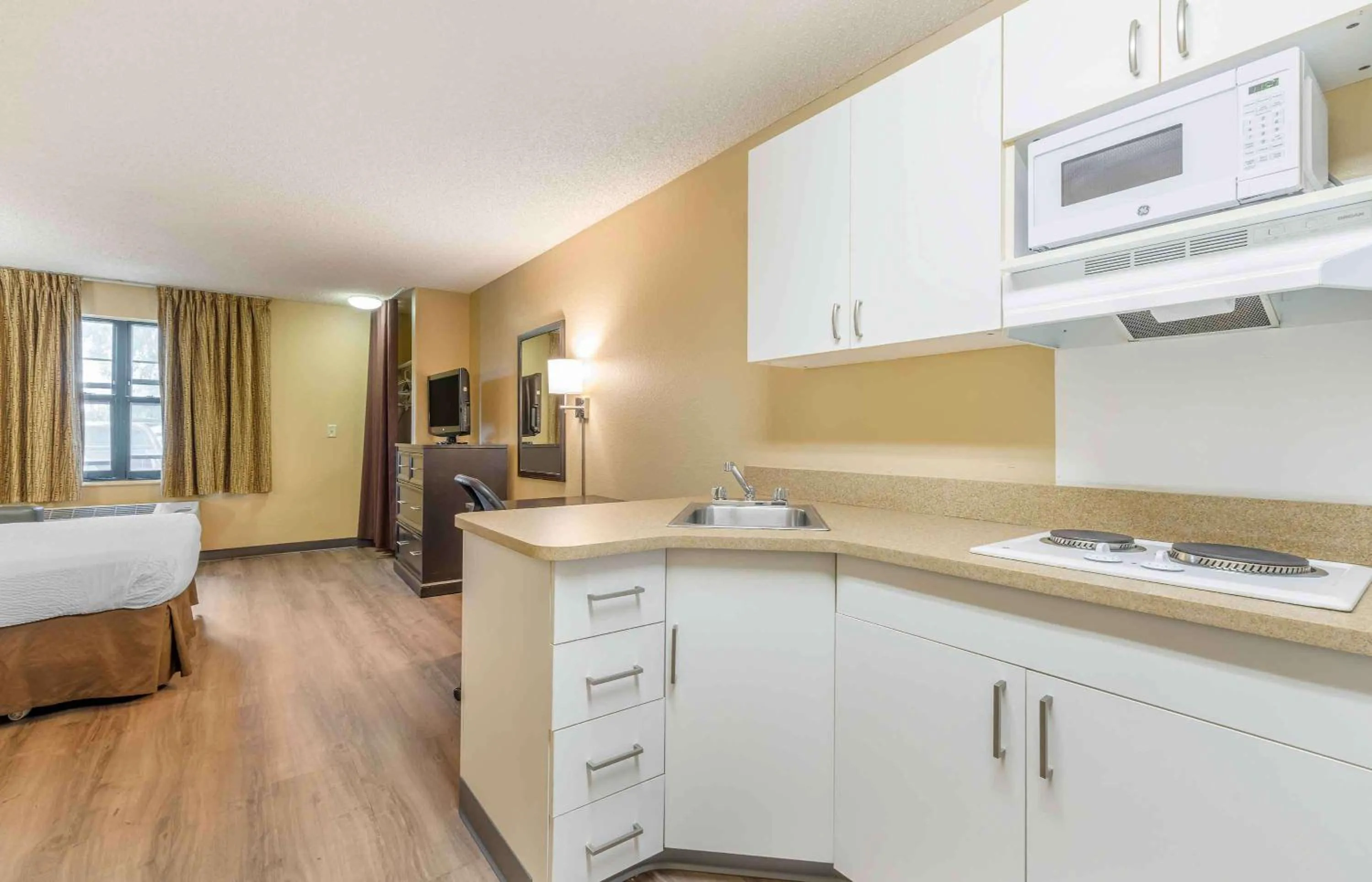 Bedroom, Bed in Extended Stay America Suites - Temecula - Wine Country