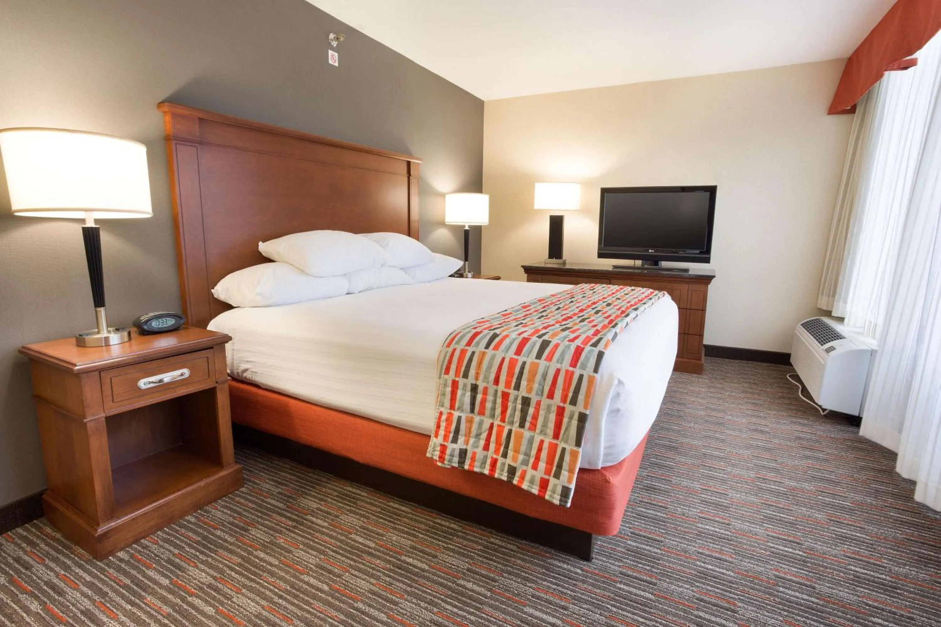 Photo of the whole room, Bed in Drury Inn & Suites Joplin