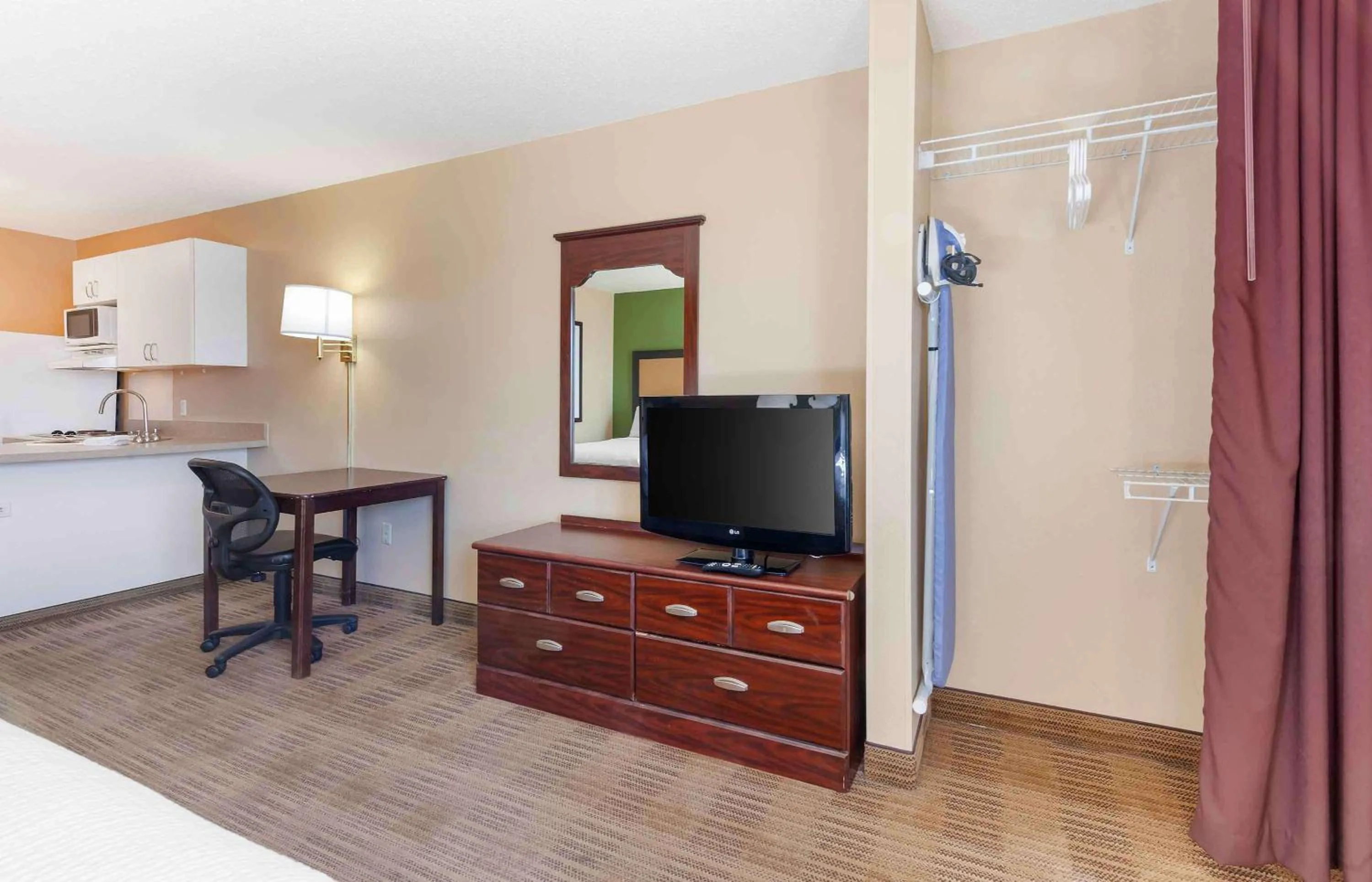 Bedroom in Extended Stay America Select Suites - Appleton - Fox Cities