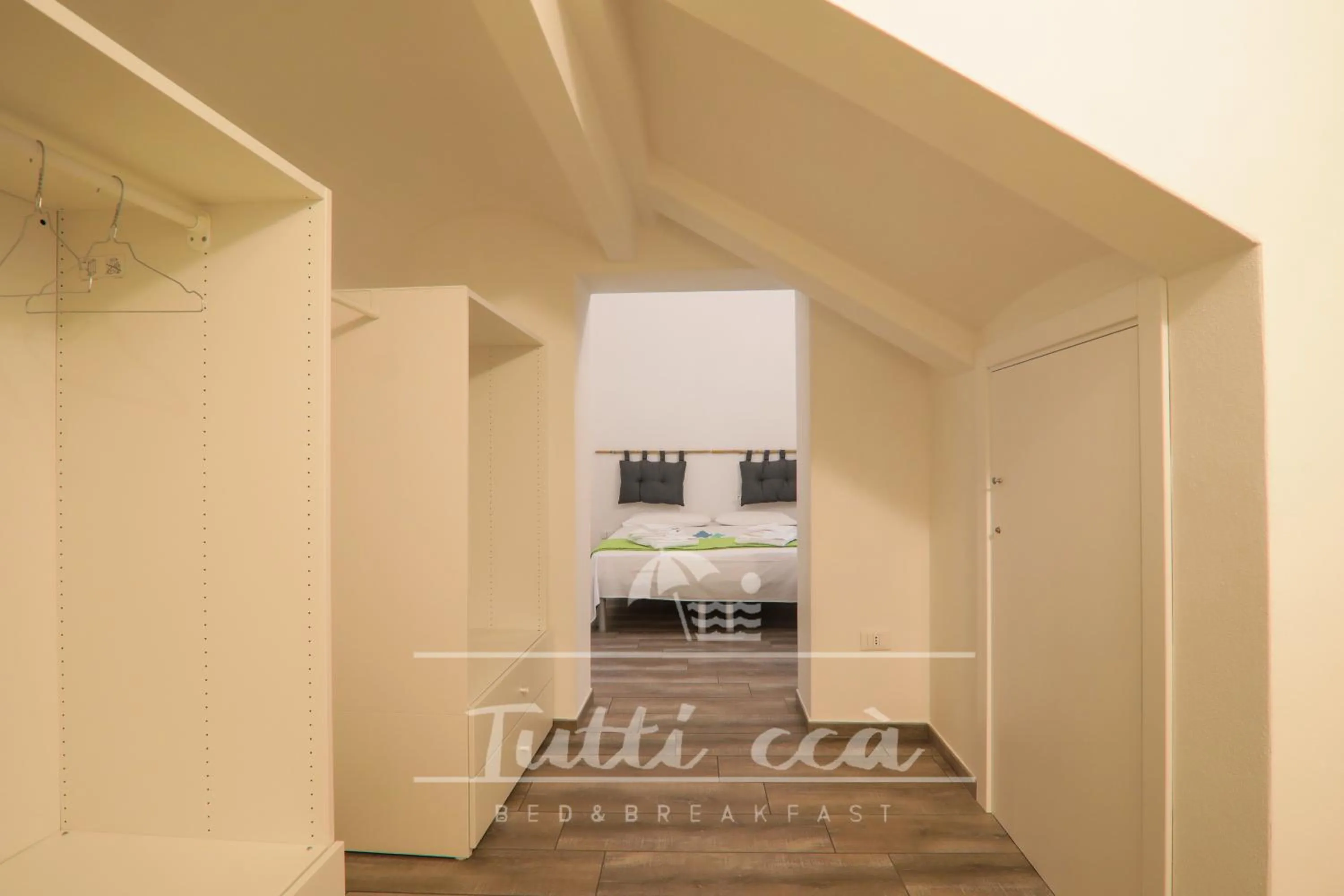 wardrobe in Tutti ccà Airport Rooms