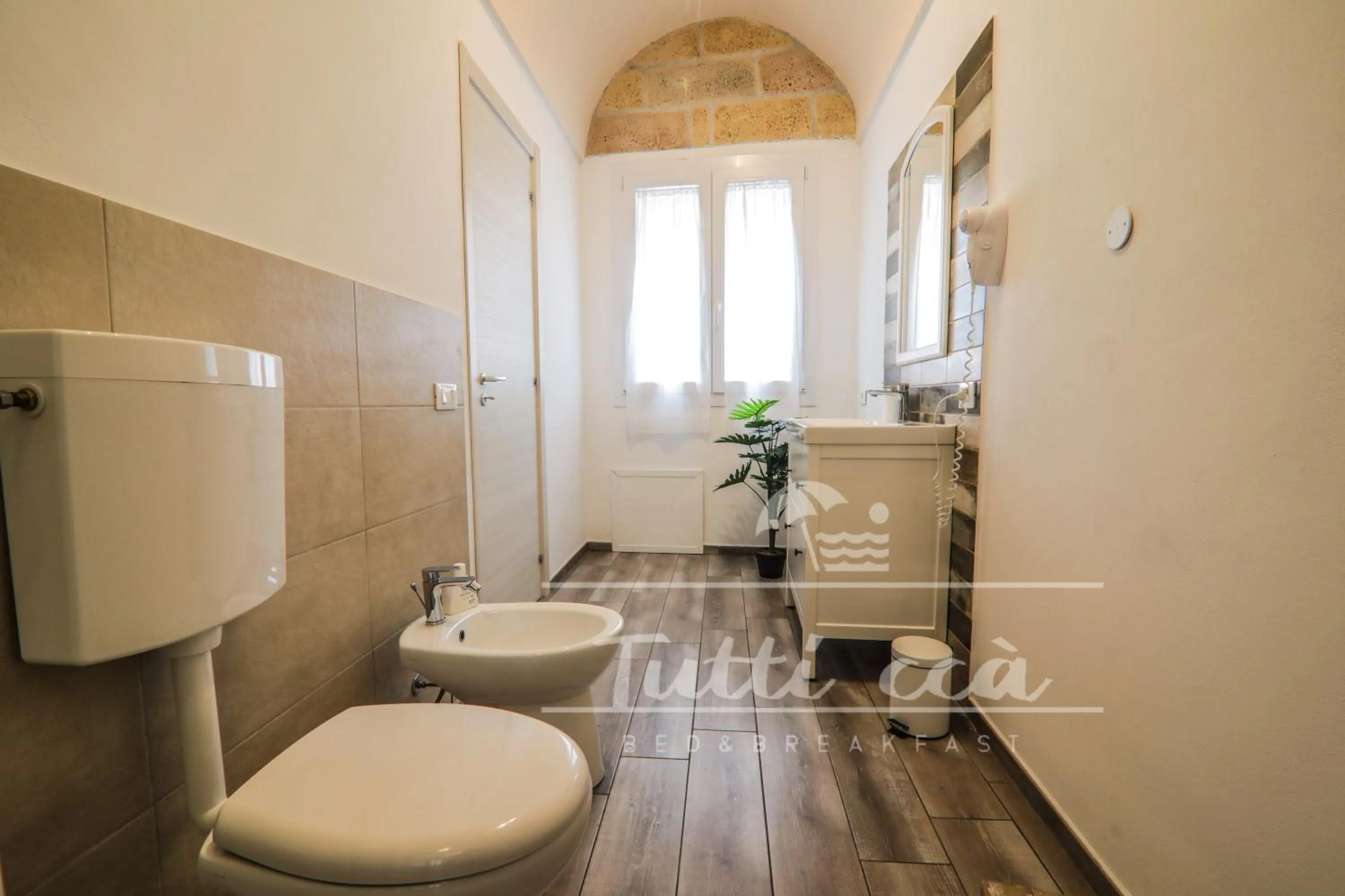 Bathroom in Tutti ccà Airport Rooms